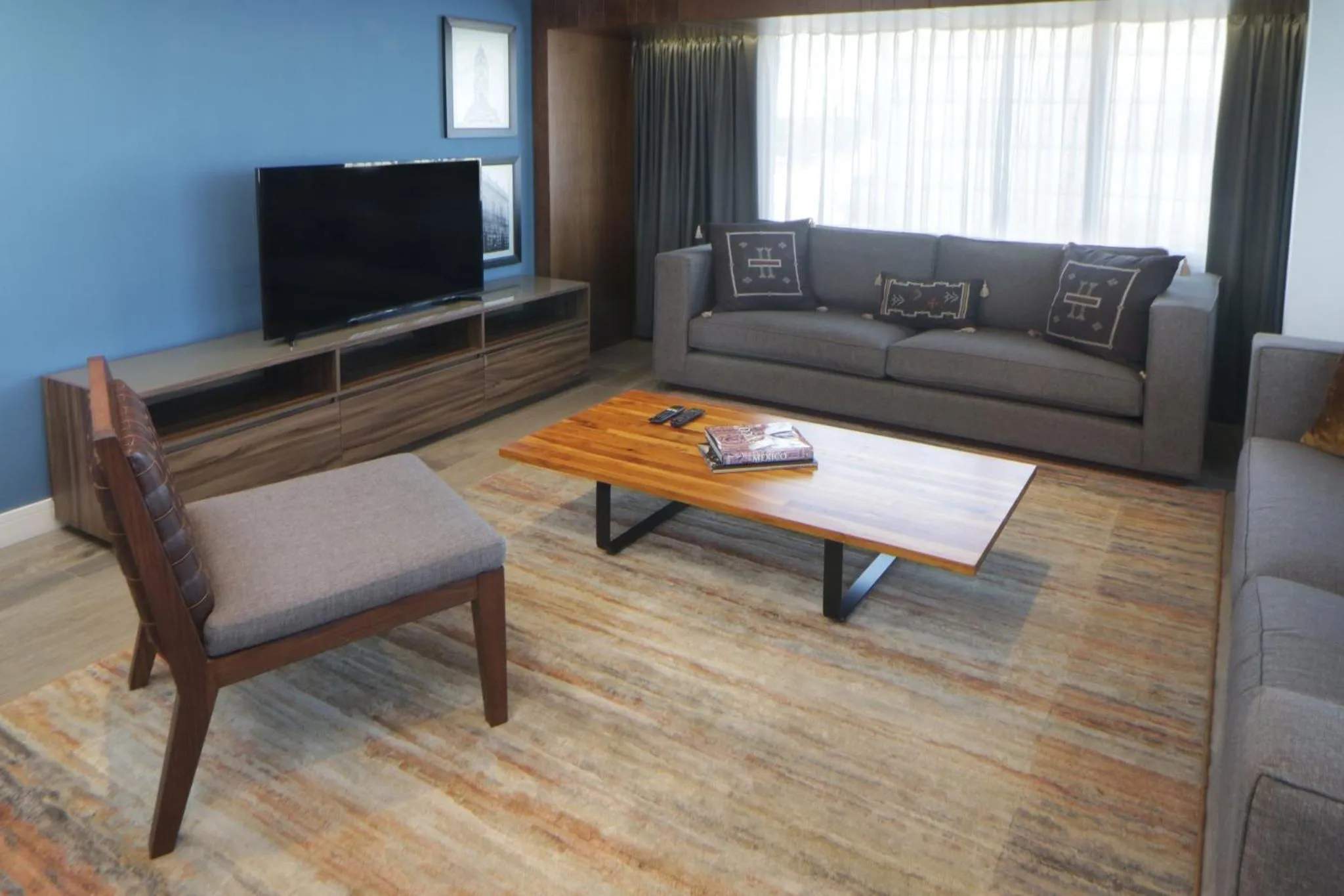 Photo of the whole room in Hotel Indigo Guadalajara Expo by IHG