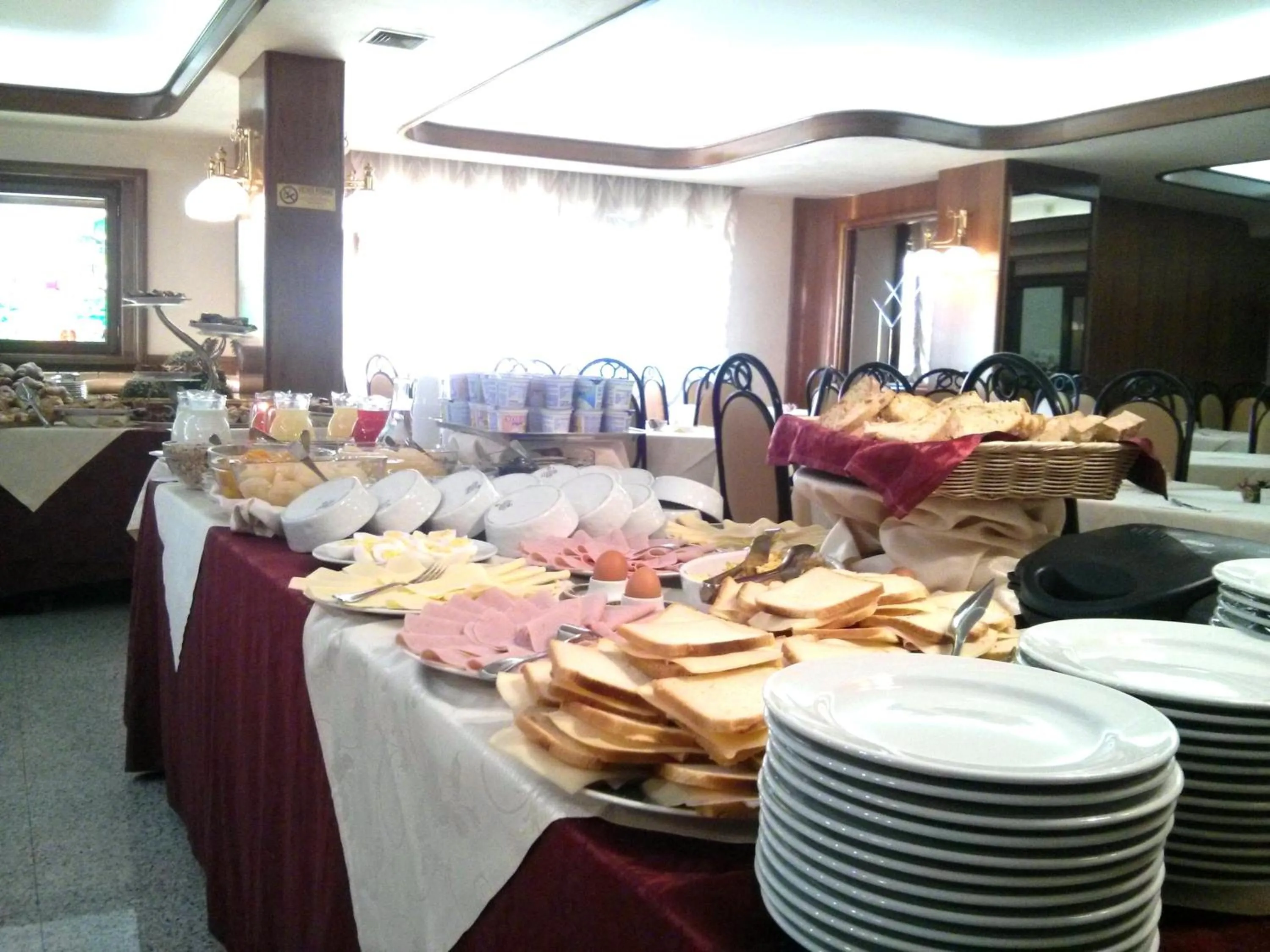 Buffet breakfast in Grand Hotel delle Rocche