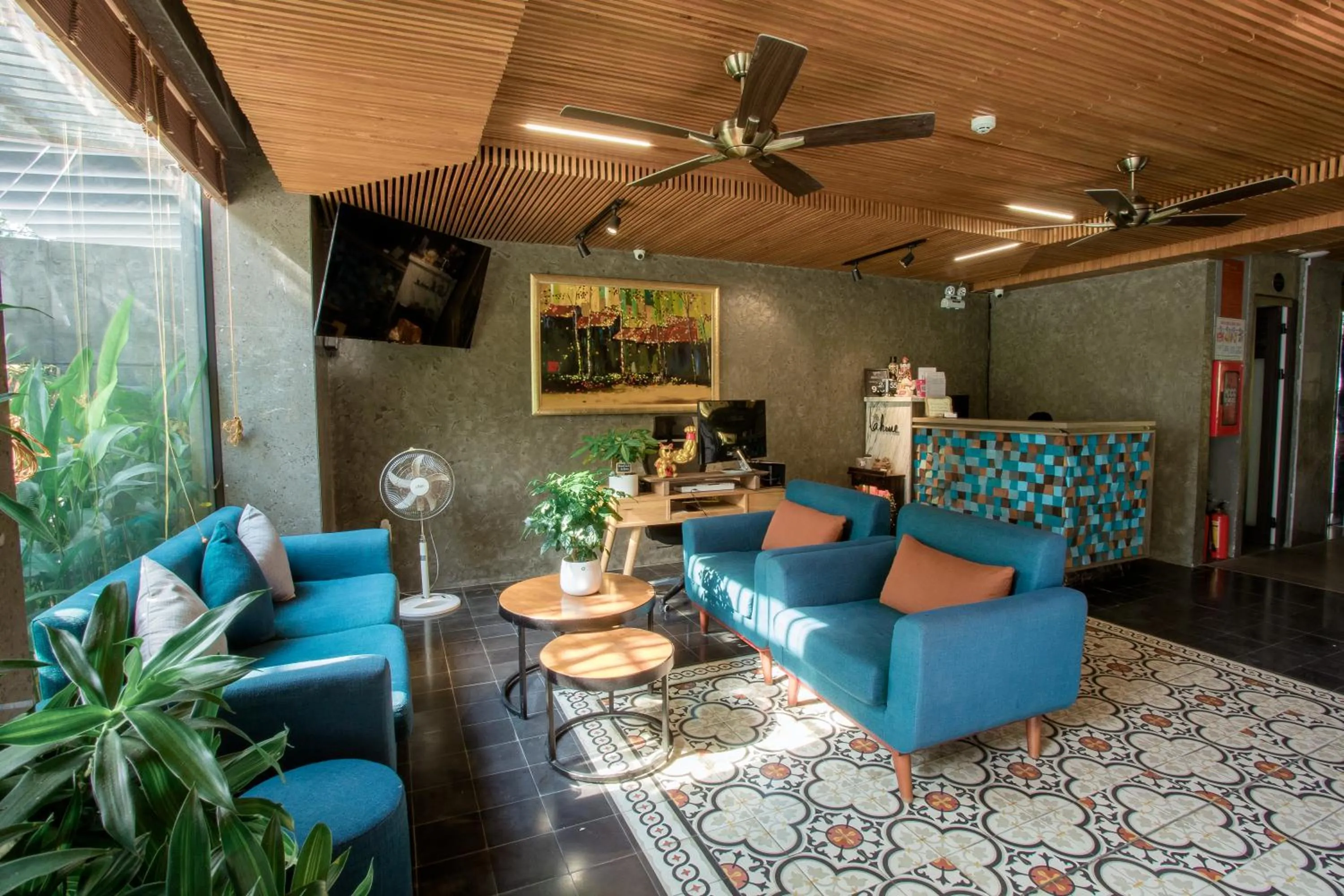 Communal lounge/ TV room in Lahome Boutique Villa and Apartment