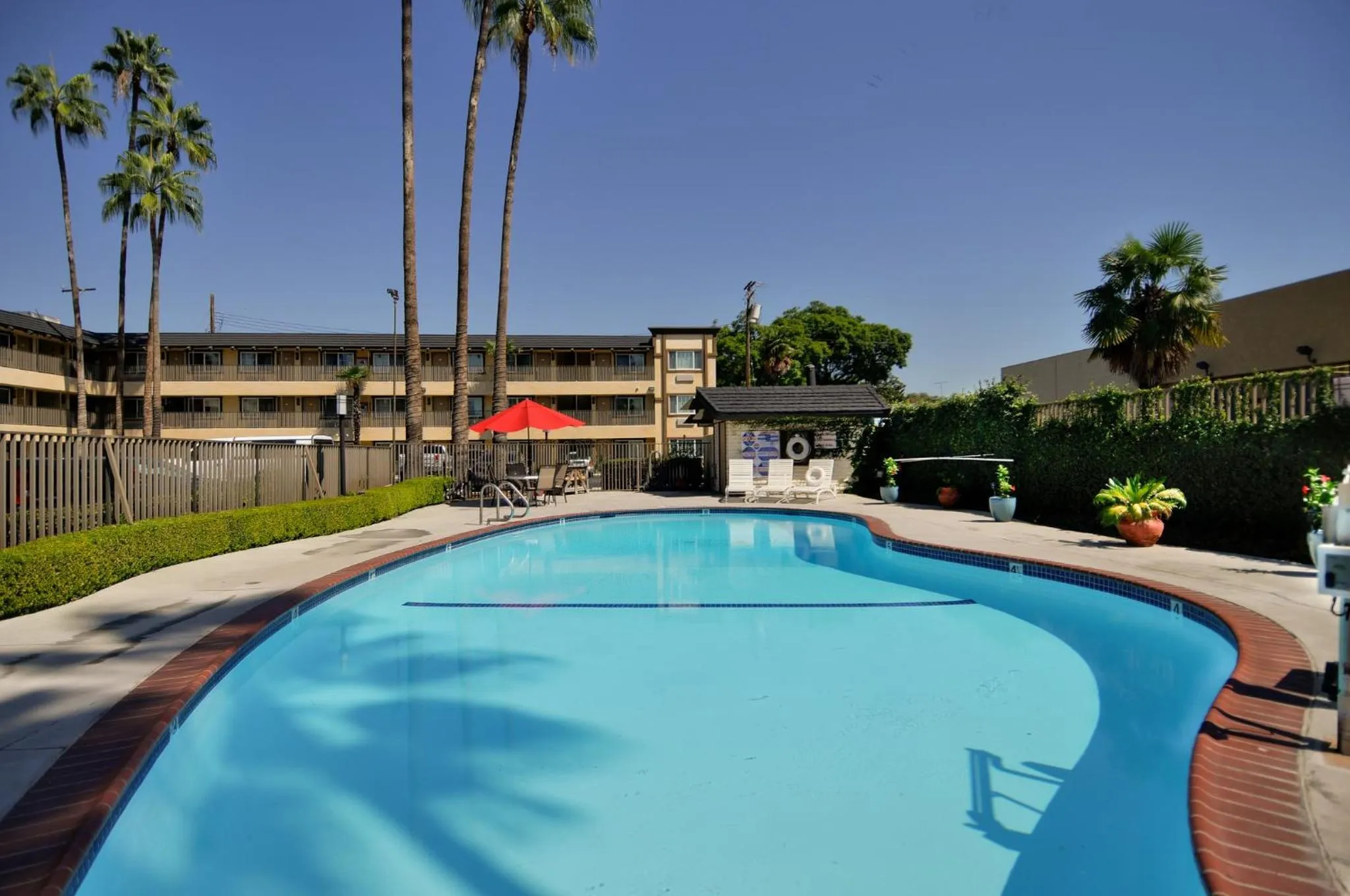 Swimming pool in Vagabond Inn Whittier