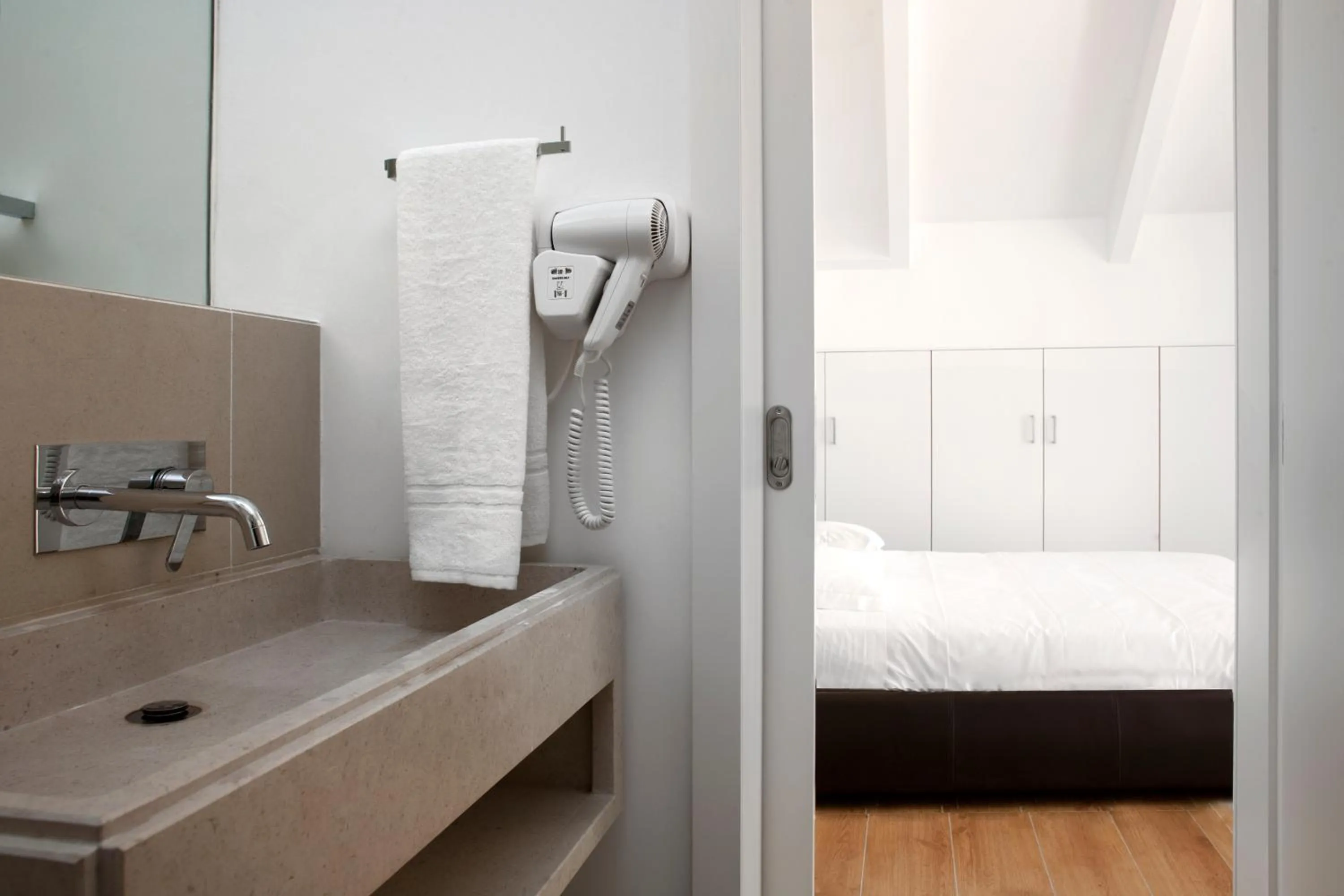Bathroom, Bed in Lisbon Serviced Apartments - Baixa