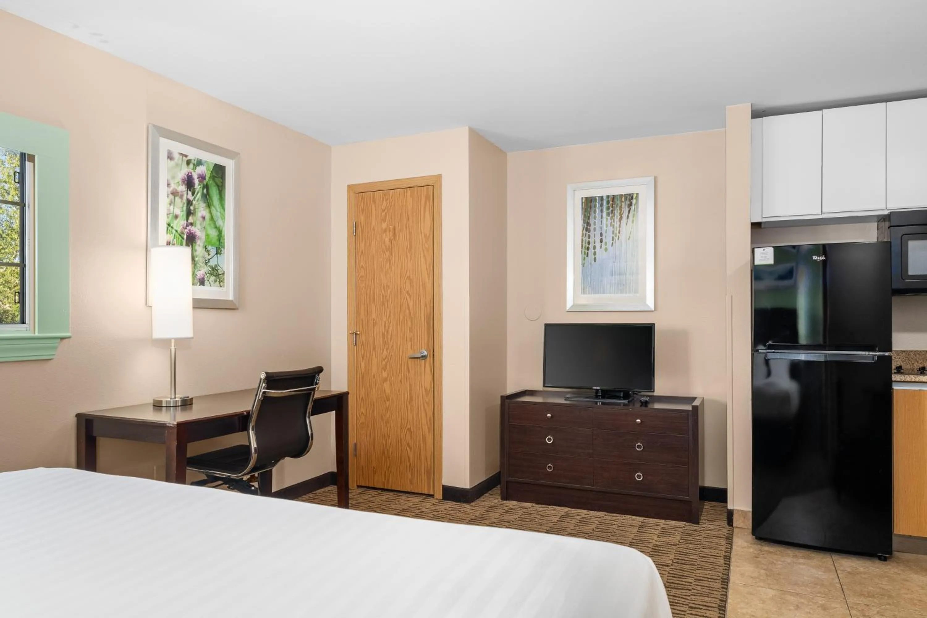 TV and multimedia, Bed in GreenTree Suites Eagle / Vail Valley