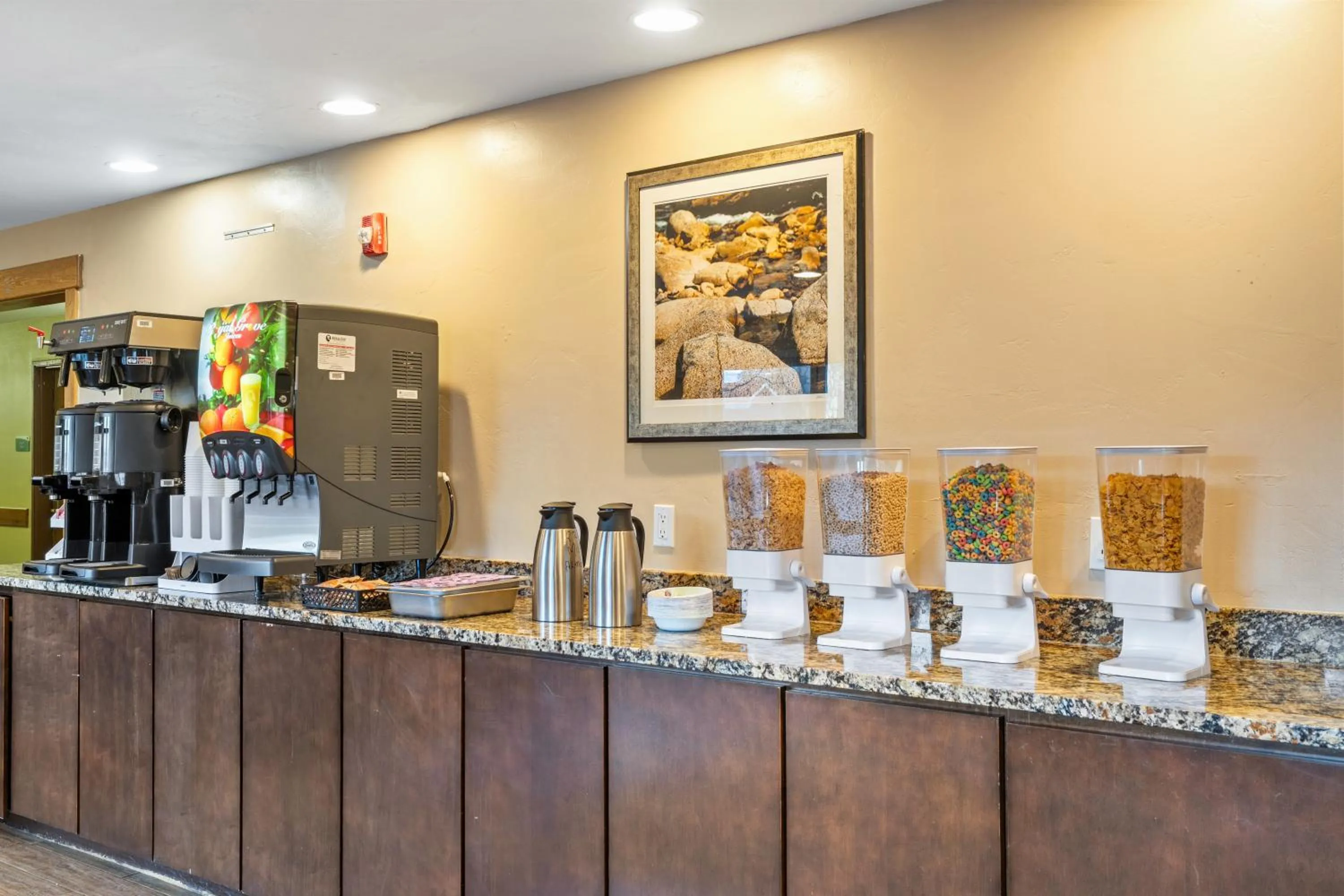 Coffee/tea facilities in GreenTree Suites Eagle / Vail Valley