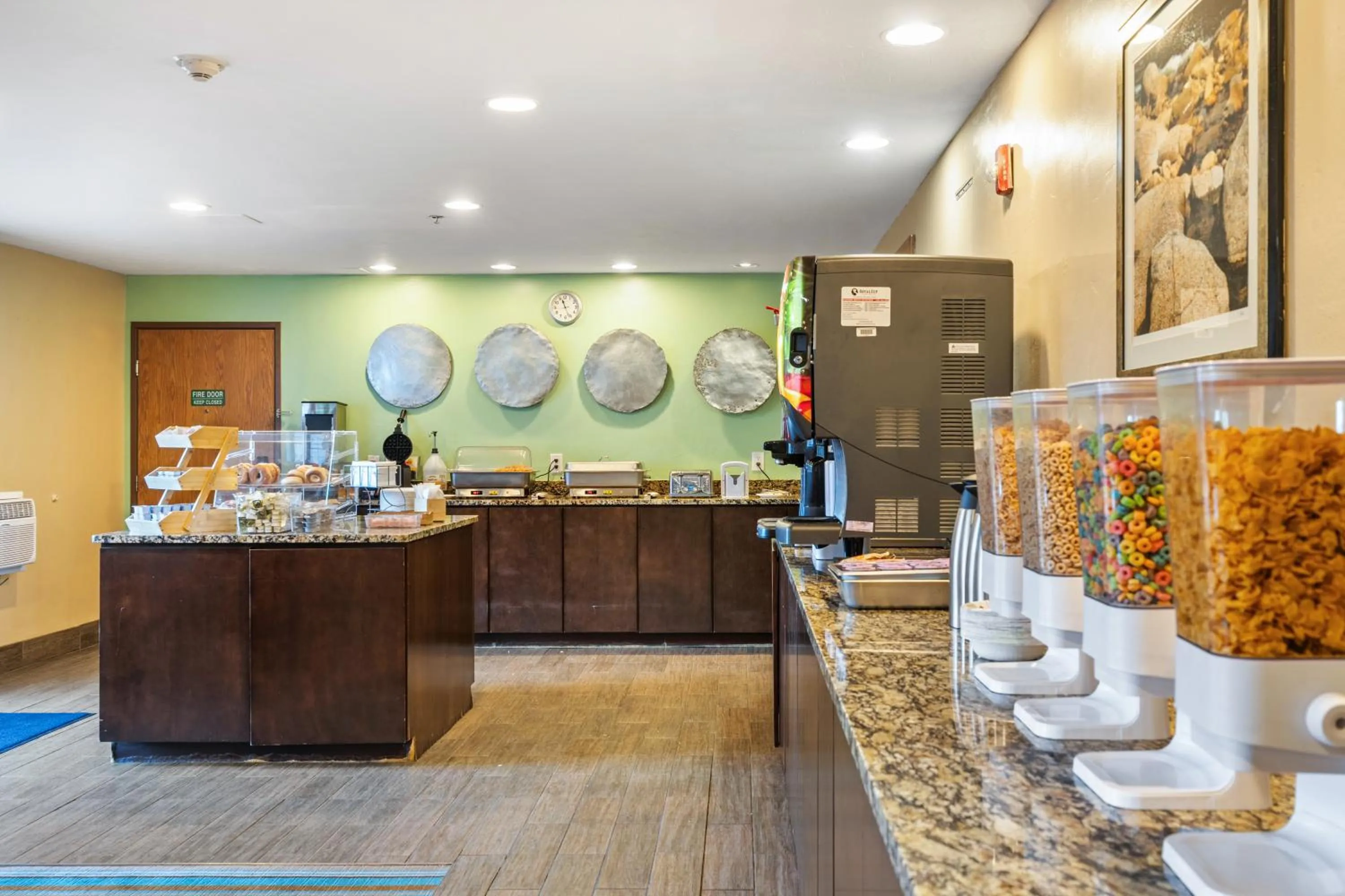 Coffee/tea facilities in GreenTree Suites Eagle / Vail Valley