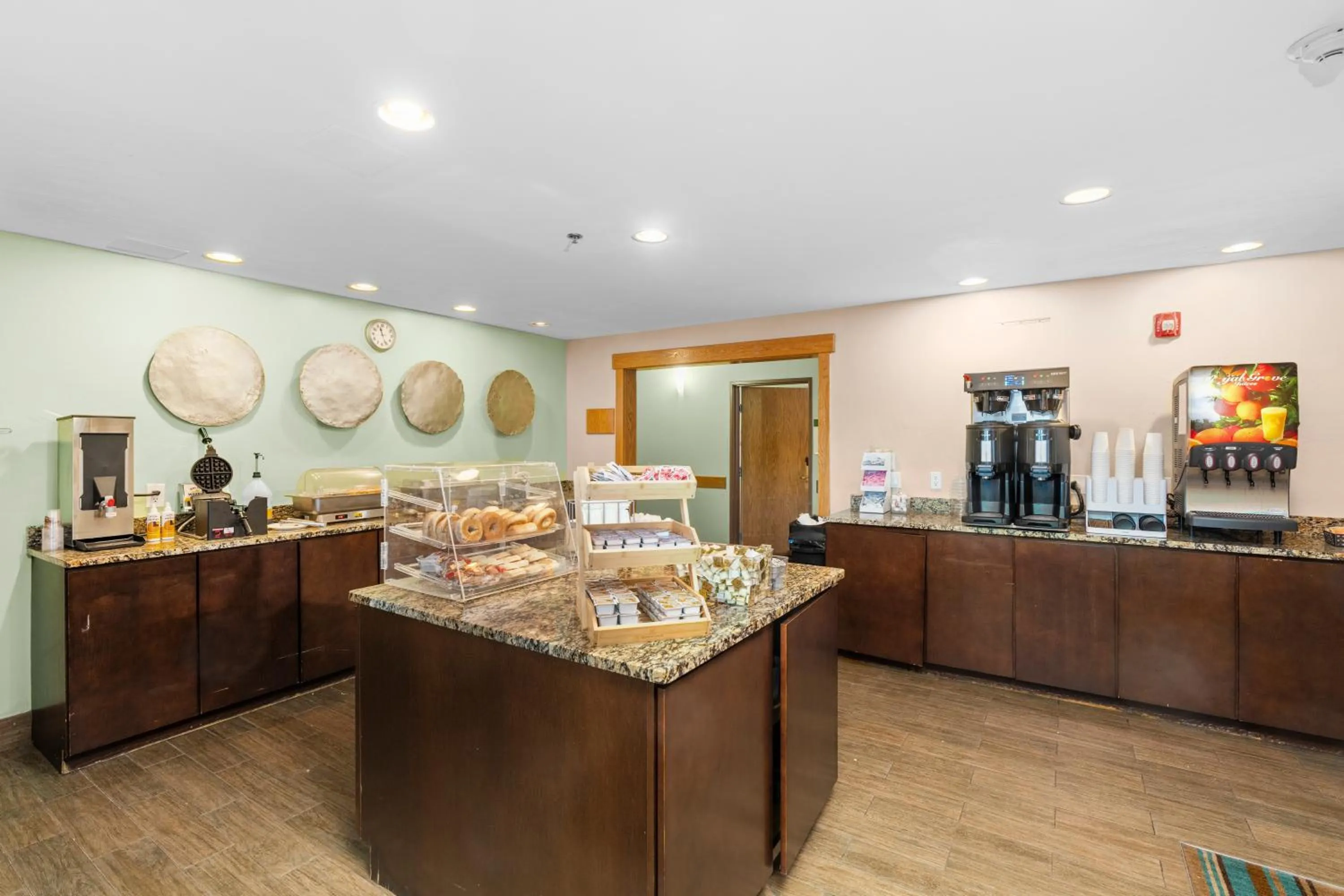 Coffee/tea facilities in GreenTree Suites Eagle / Vail Valley