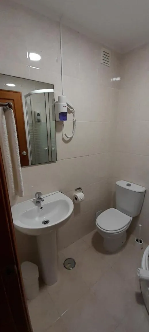 Toilet in Hotel Nova Cidade