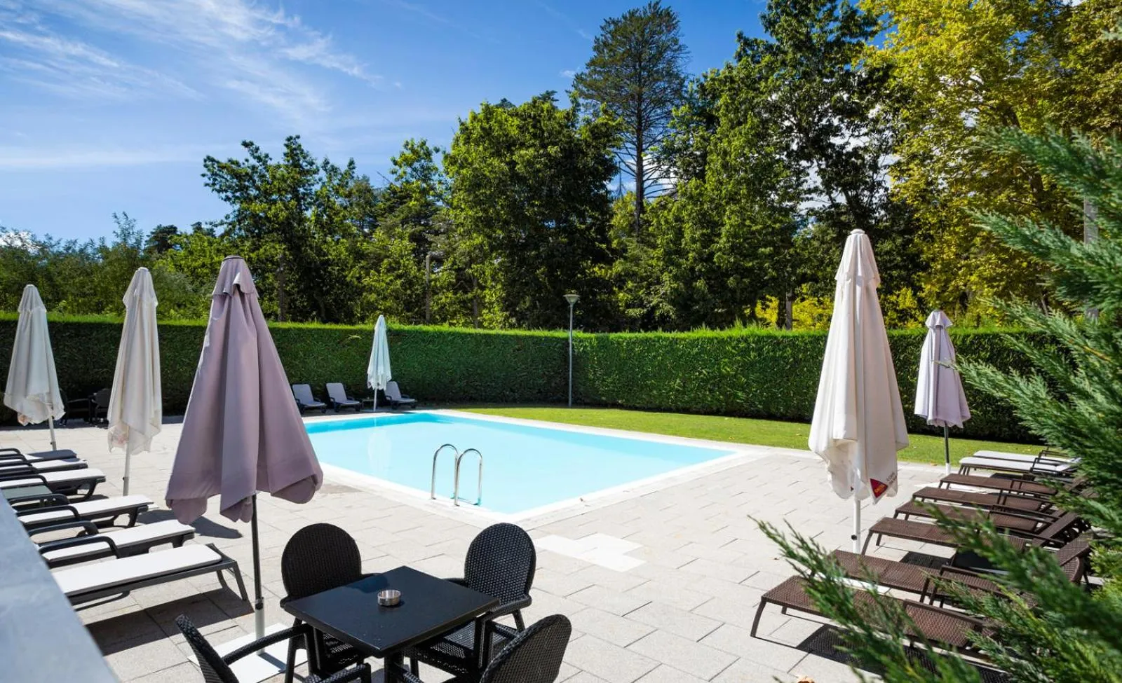 Swimming pool in Primavera Perfume Hotel