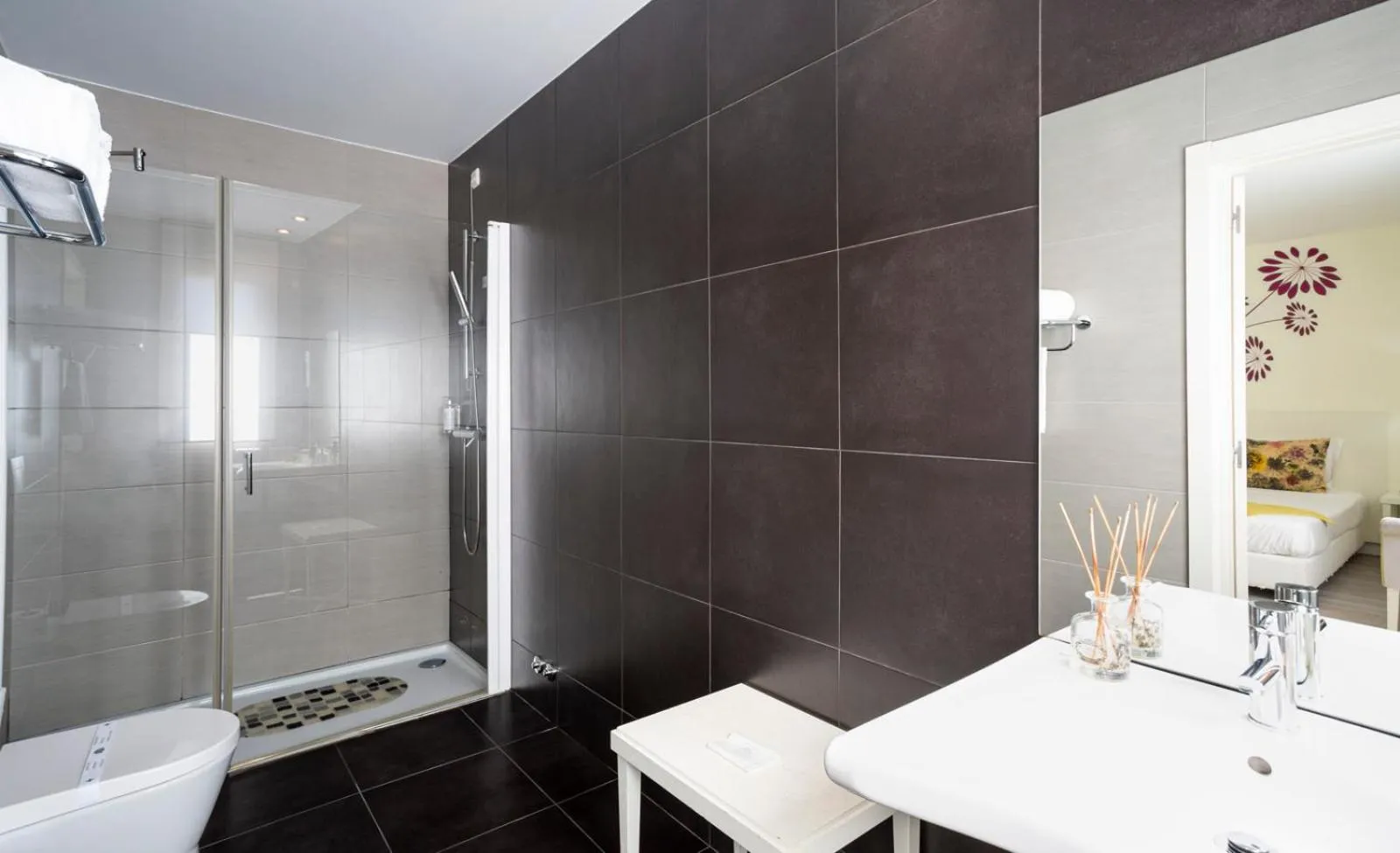 Shower in Primavera Perfume Hotel