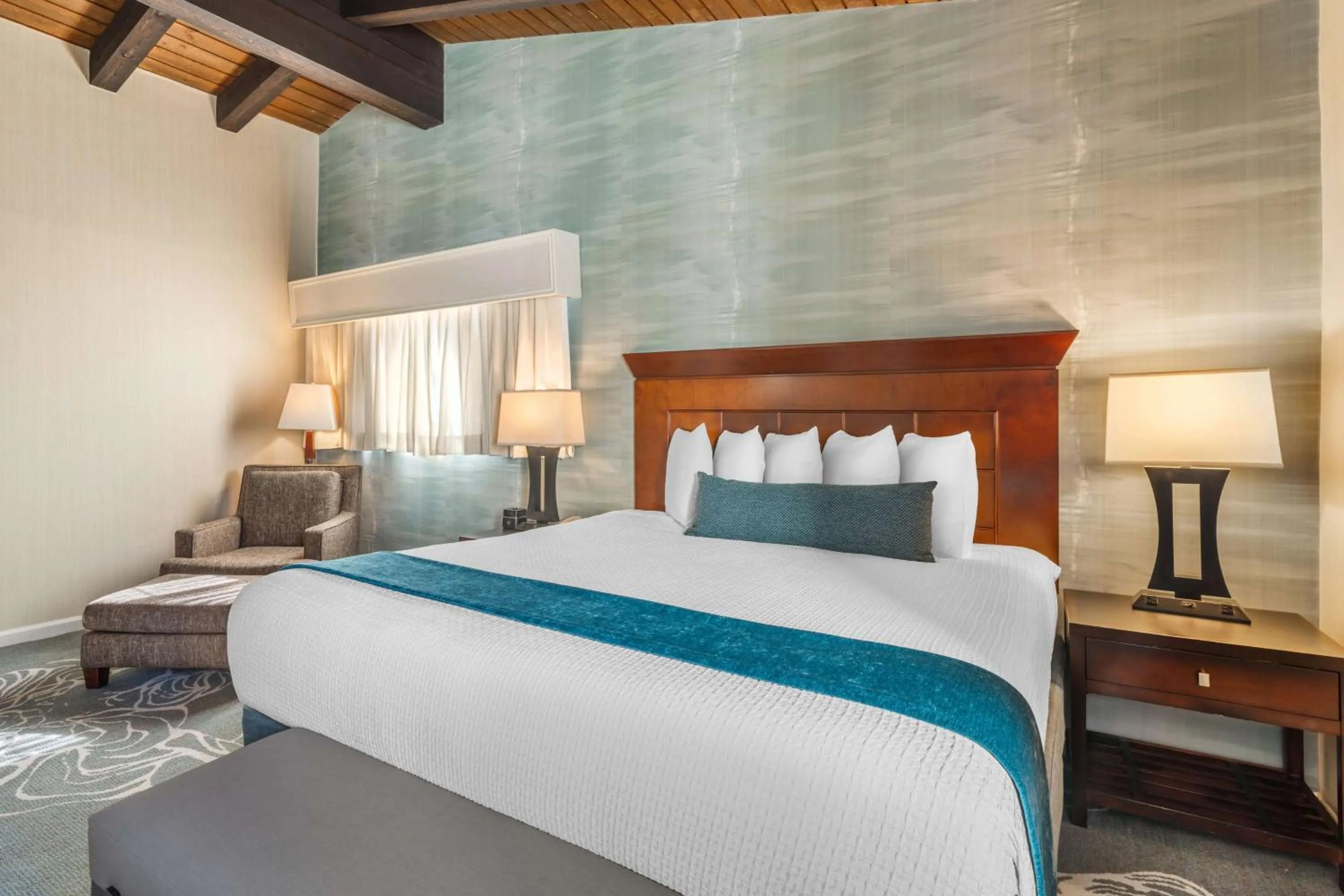 Photo of the whole room, Bed in Best Western Plus Carpinteria Inn