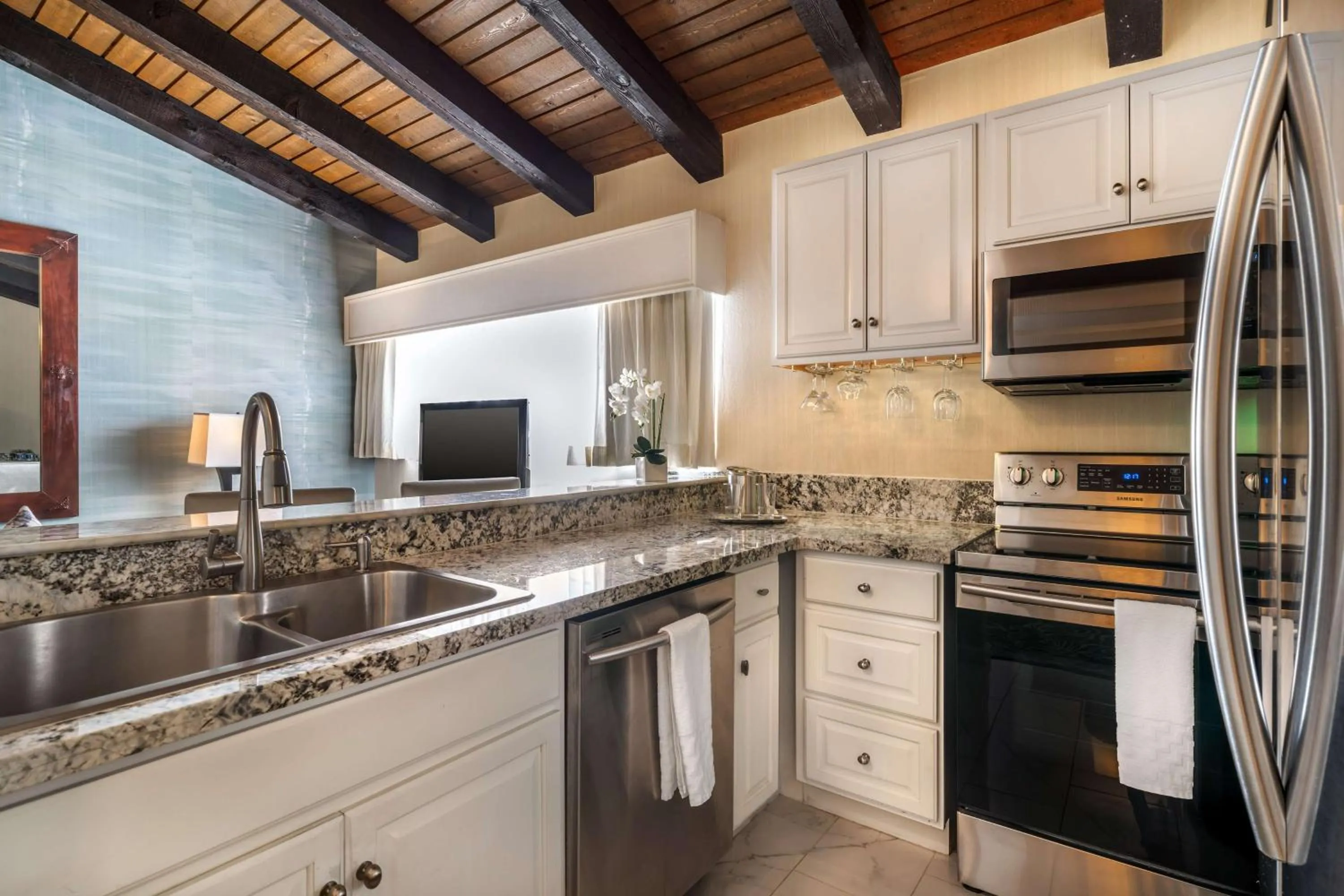 Kitchen or kitchenette in Best Western Plus Carpinteria Inn