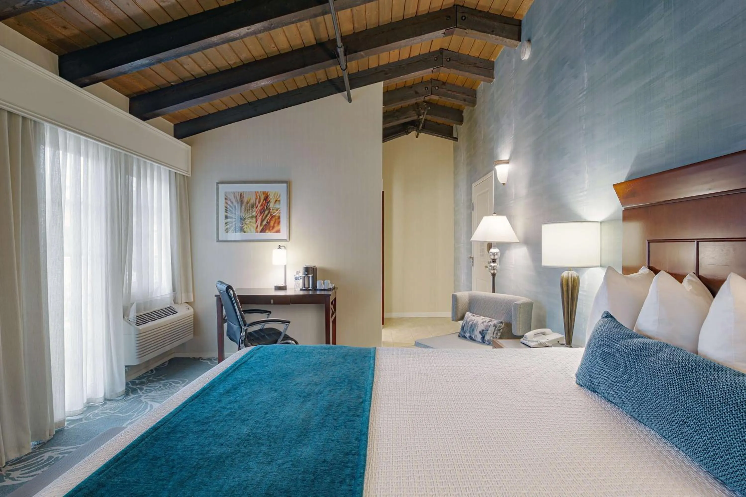 Photo of the whole room, Bed in Best Western Plus Carpinteria Inn