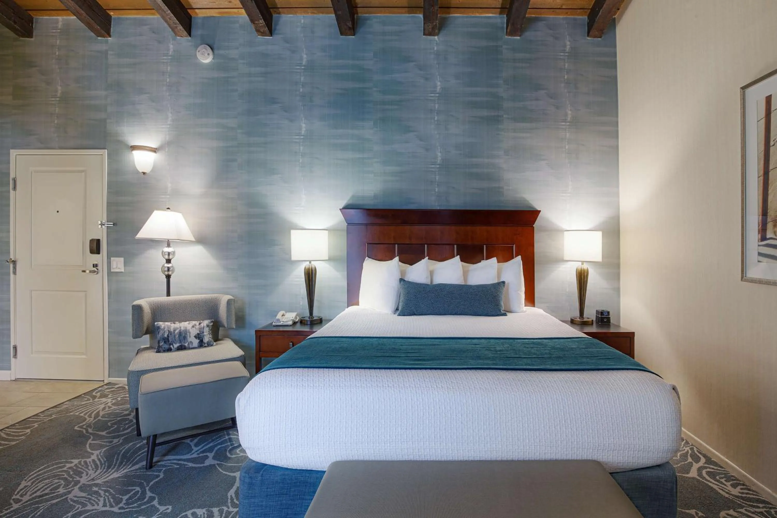 Photo of the whole room, Bed in Best Western Plus Carpinteria Inn