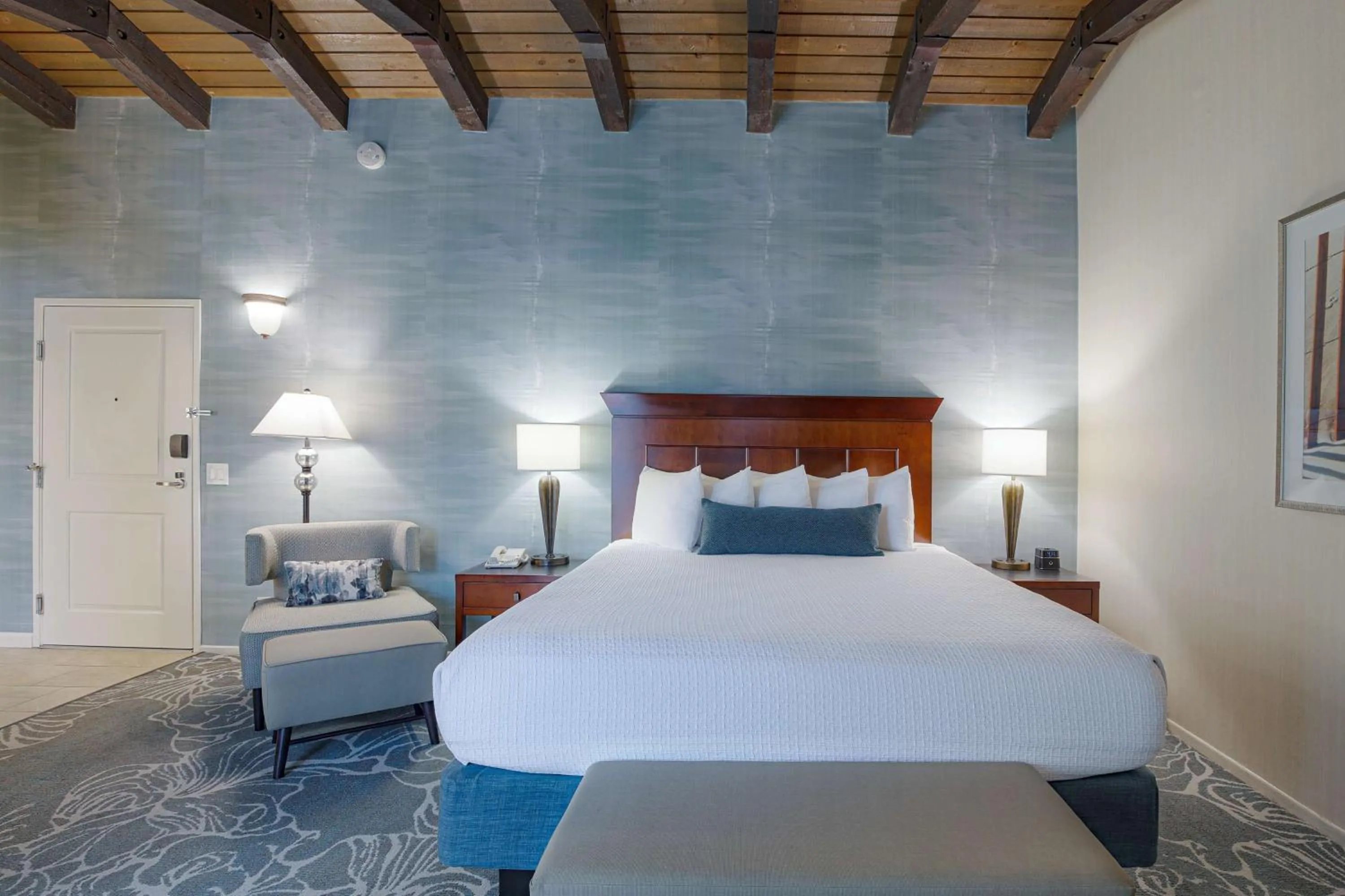 Photo of the whole room, Bed in Best Western Plus Carpinteria Inn