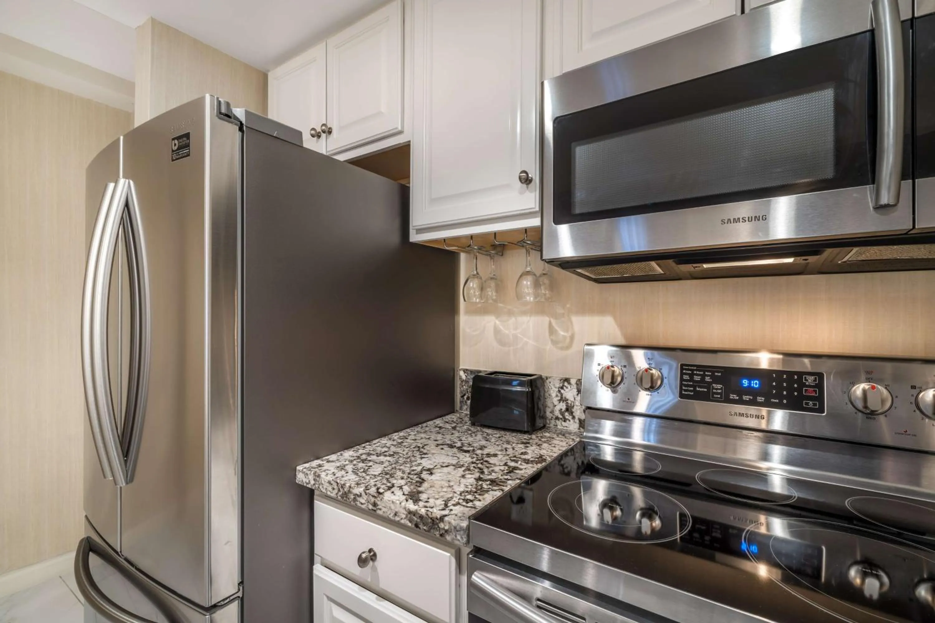 Kitchen or kitchenette in Best Western Plus Carpinteria Inn