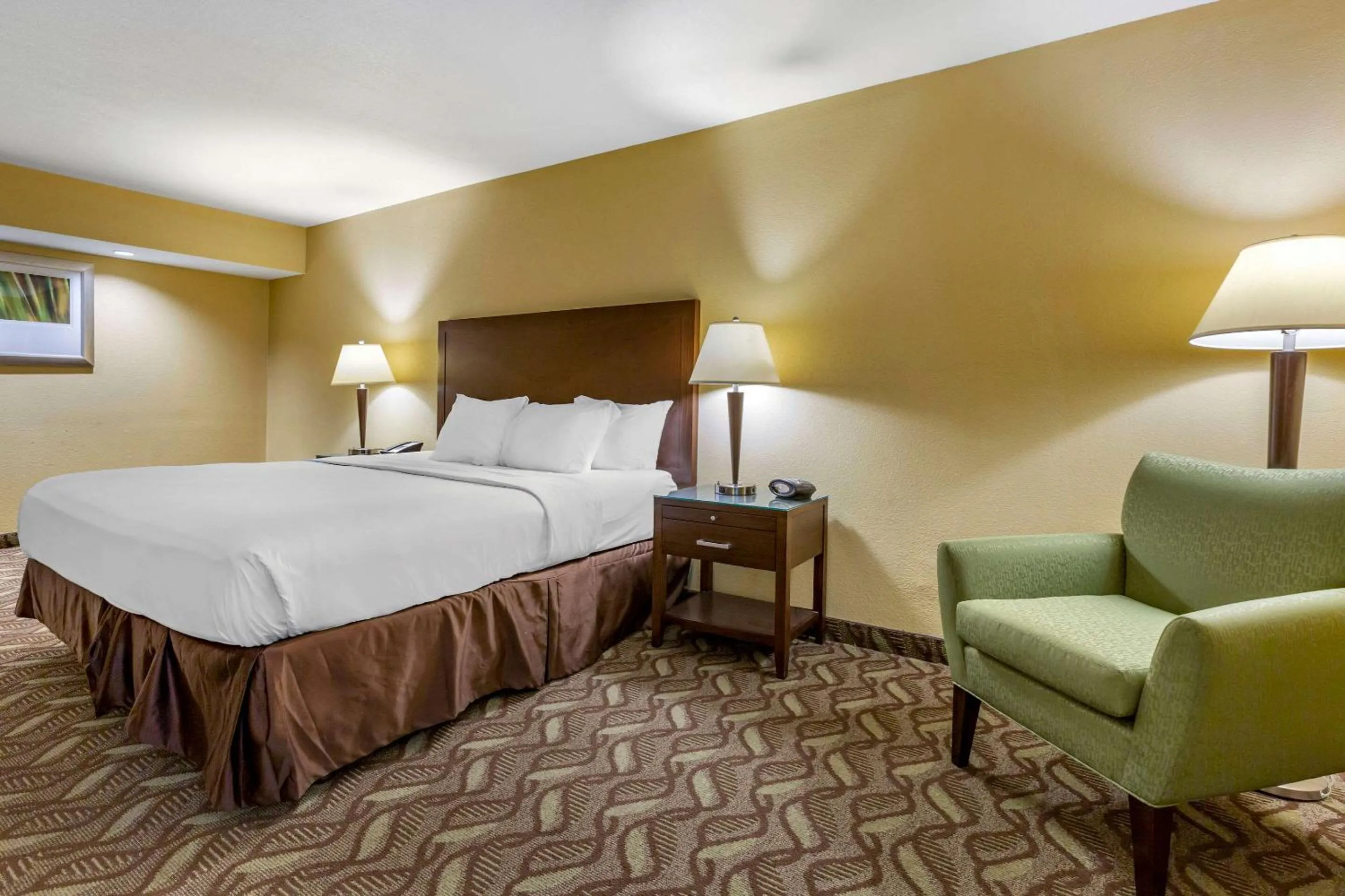 Photo of the whole room, Bed in Clarion Inn & Suites Roswell