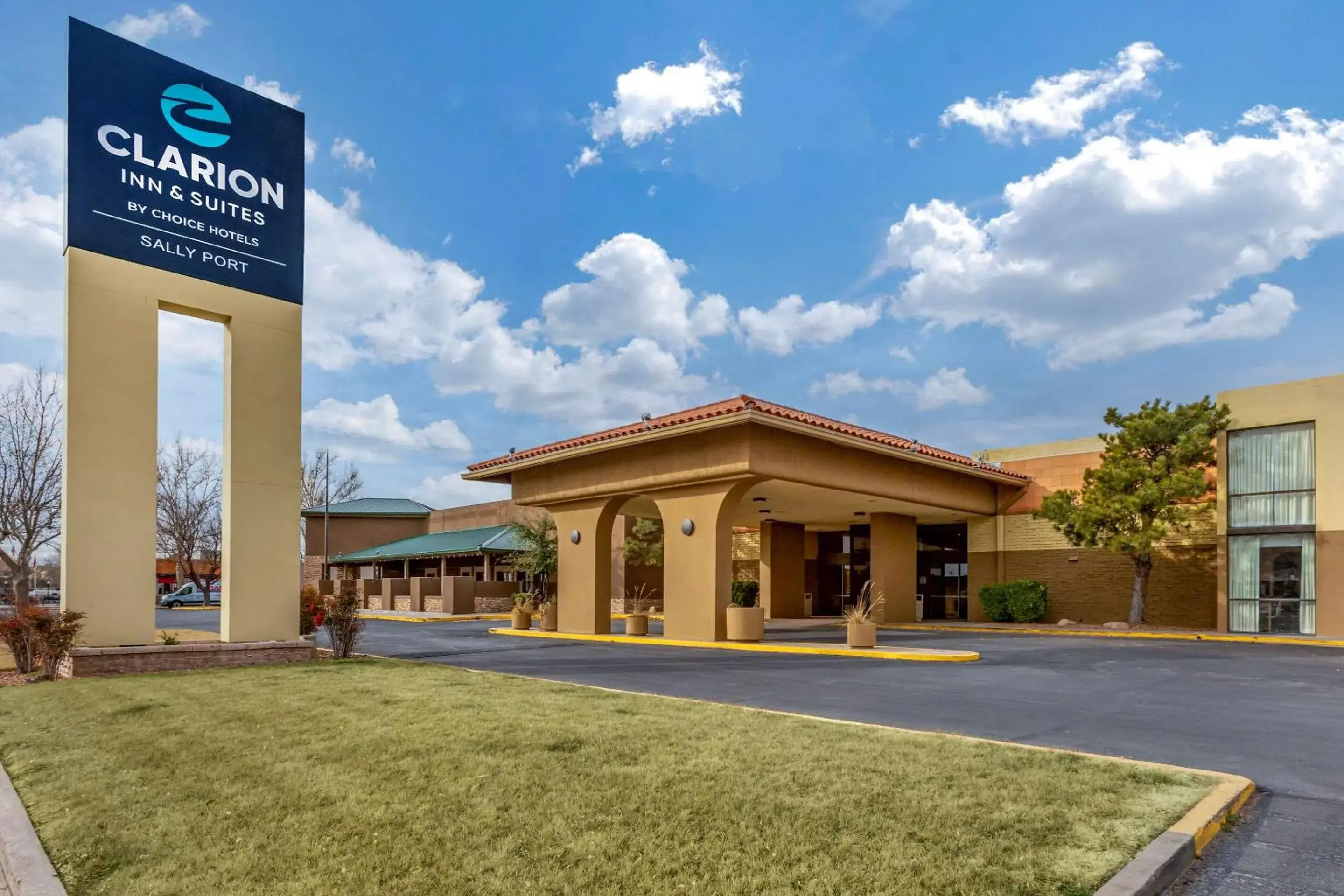 Property building in Clarion Inn & Suites Roswell Property building in Clarion Inn & Suites Roswell