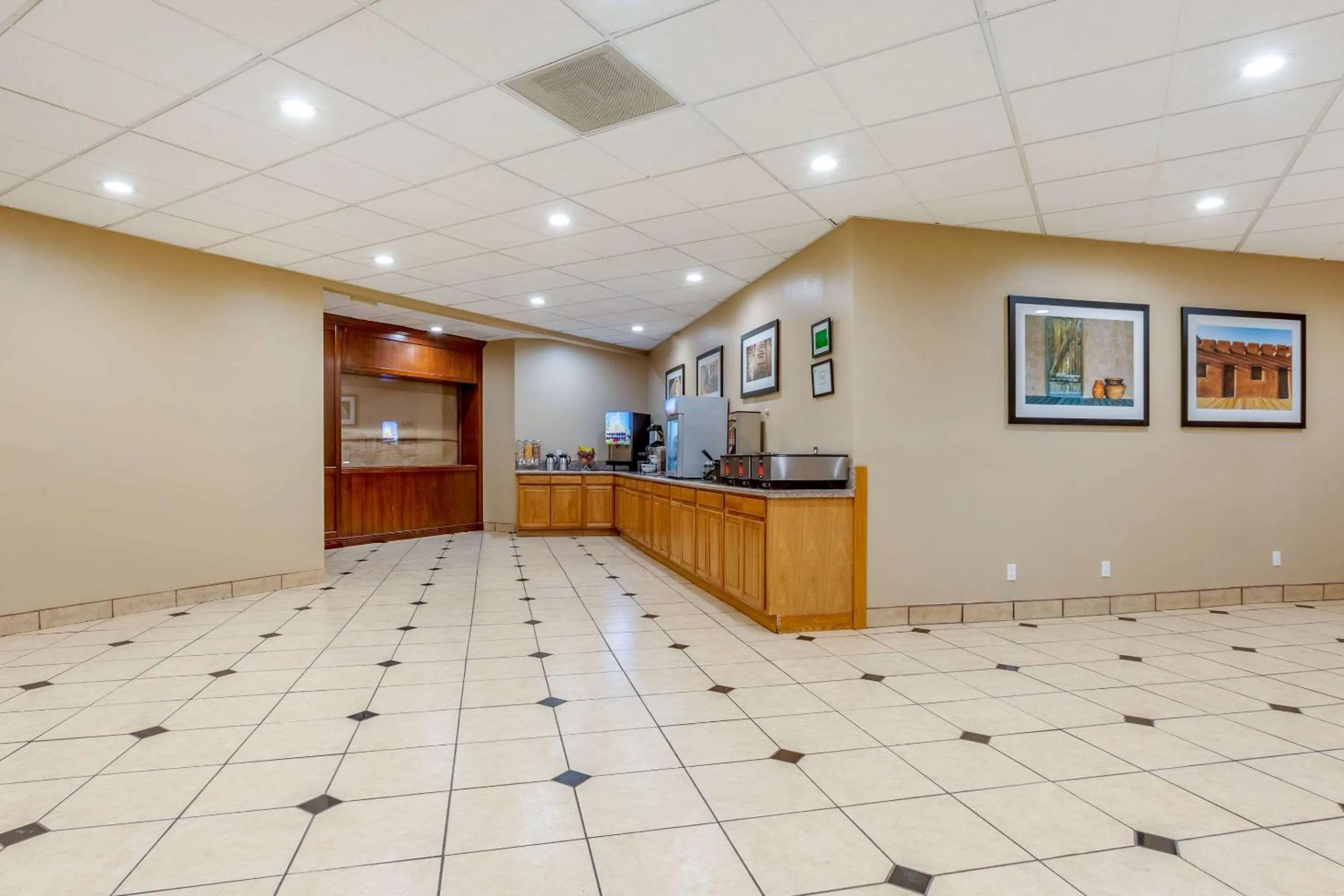 Restaurant/places to eat in Clarion Inn & Suites Roswell