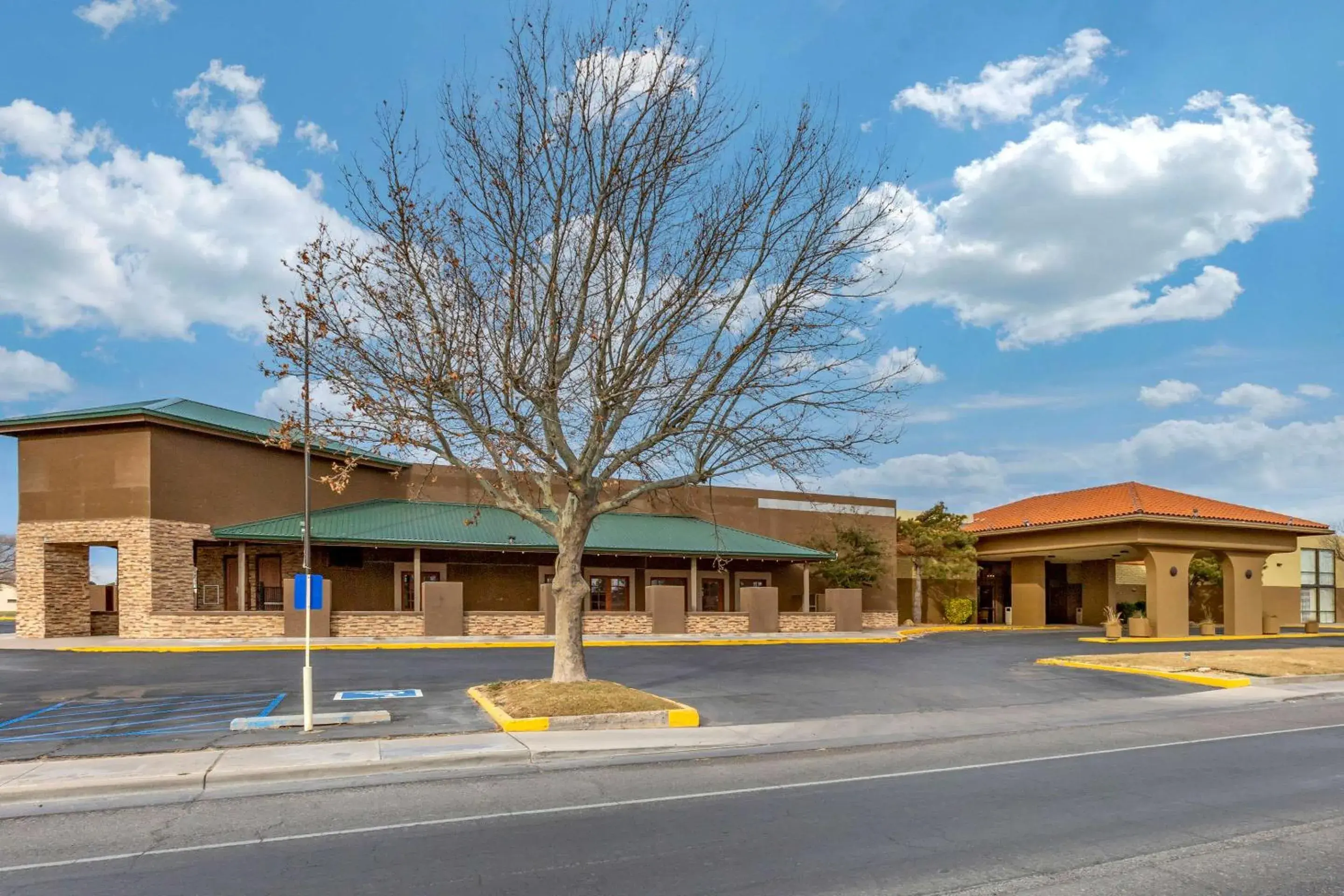 Property building in Clarion Inn & Suites Roswell Property building in Clarion Inn & Suites Roswell
