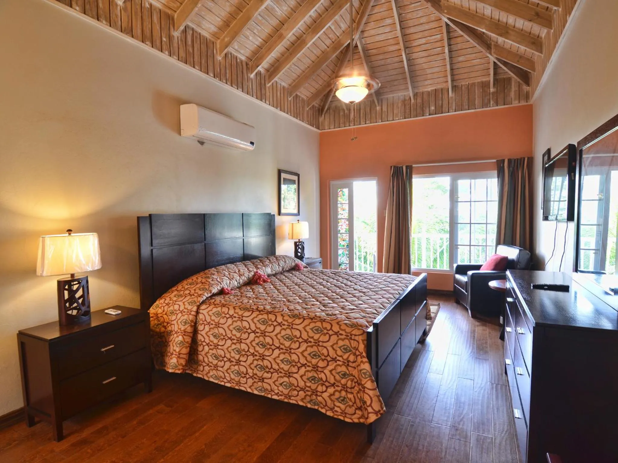 Bedroom, Bed in Tropical Lagoon Resort