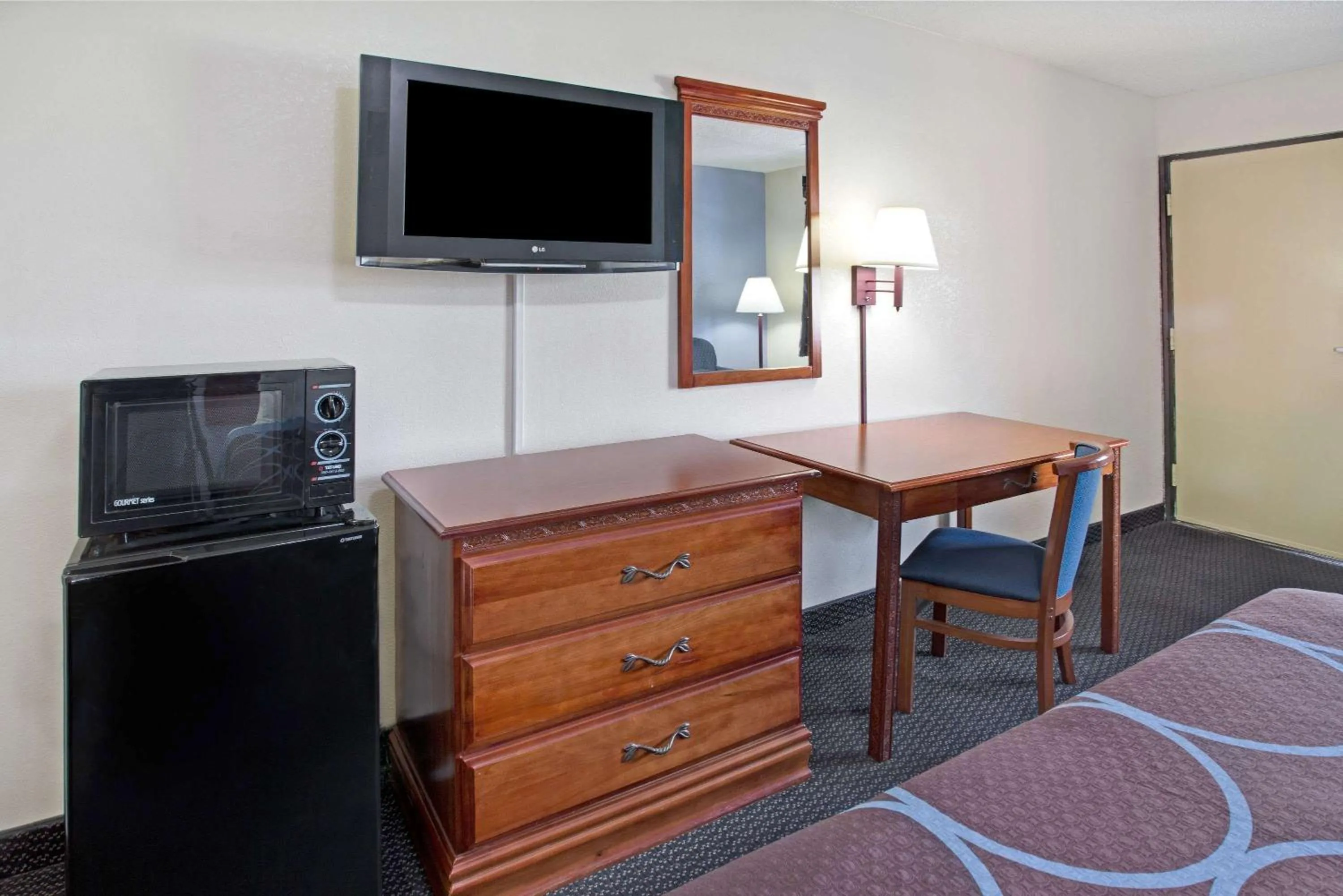 Photo of the whole room, Bed in Super 8 by Wyndham Suwanee