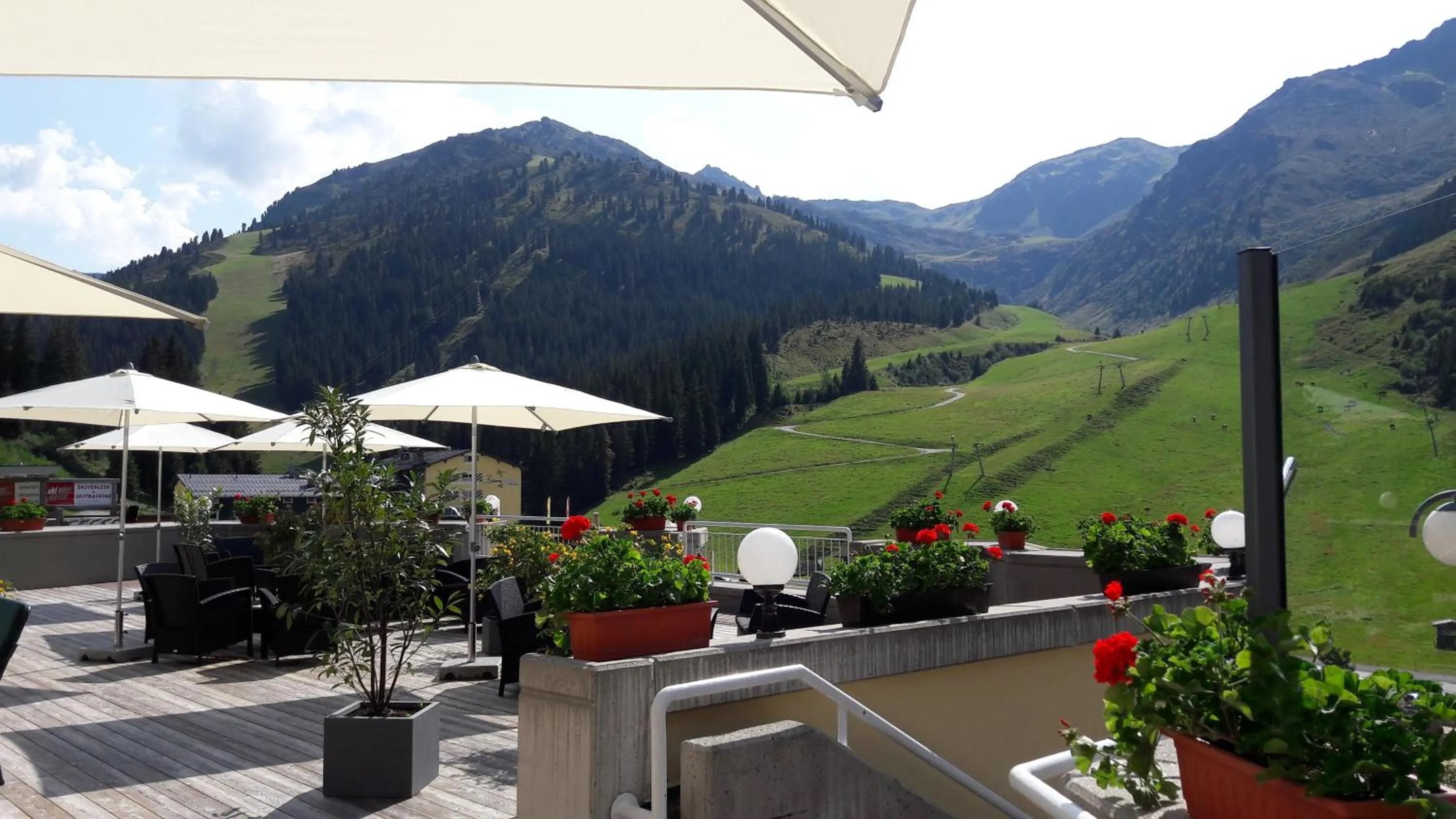 Restaurant/places to eat in Hotel Lamark