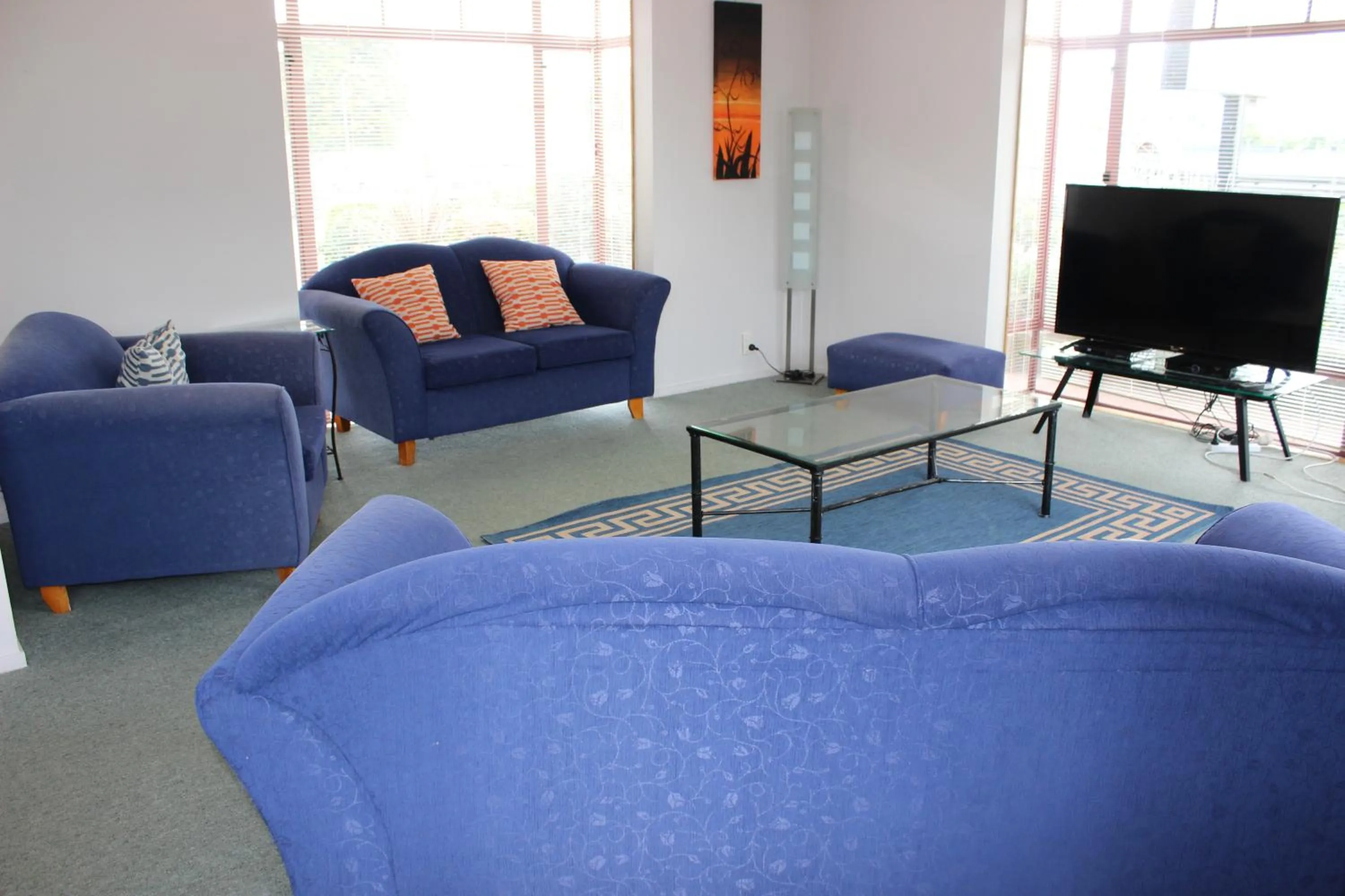 Communal lounge/ TV room in Quality Inn Acapulco Taupo