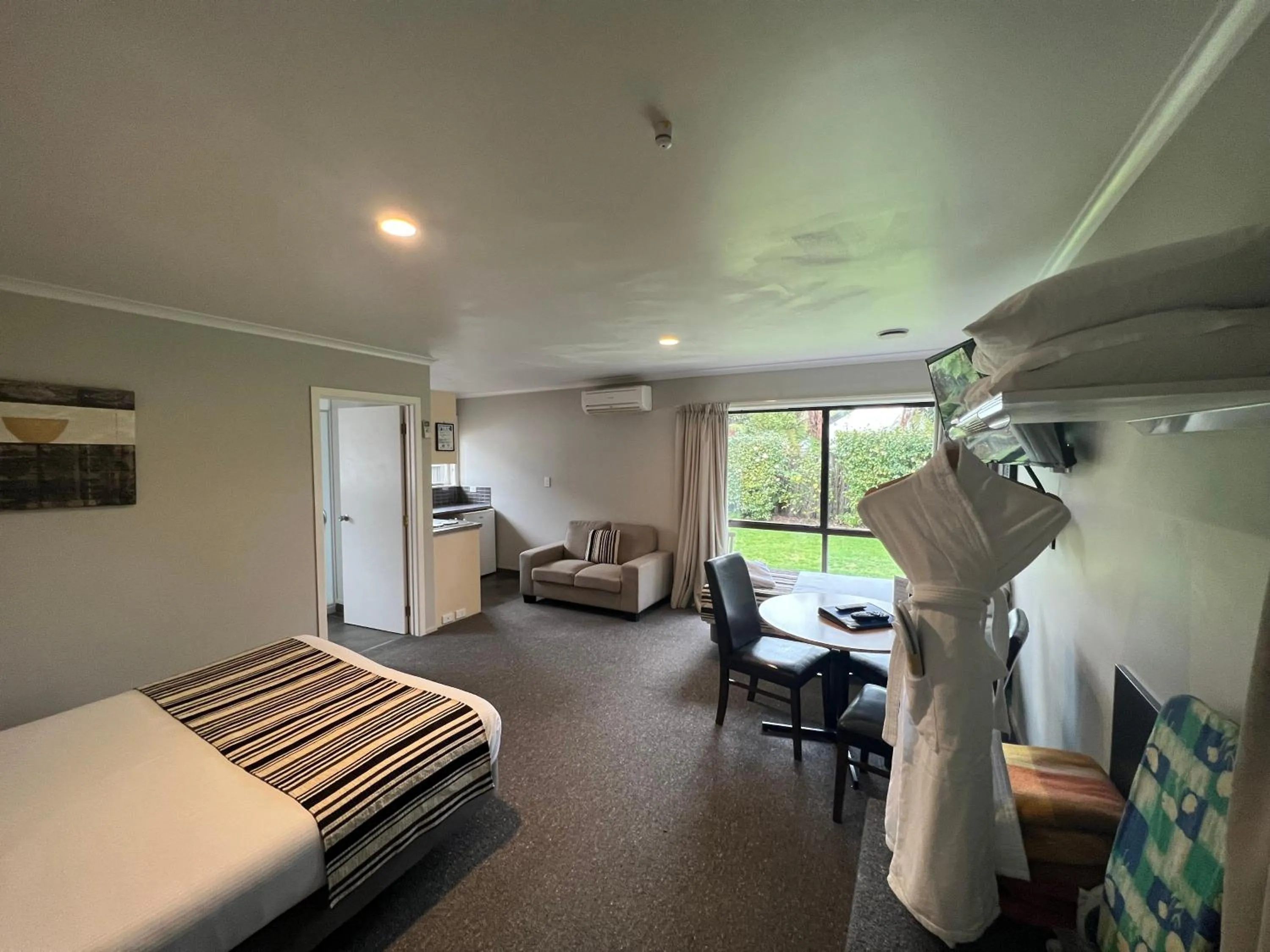 Bed in Quality Inn Acapulco Taupo