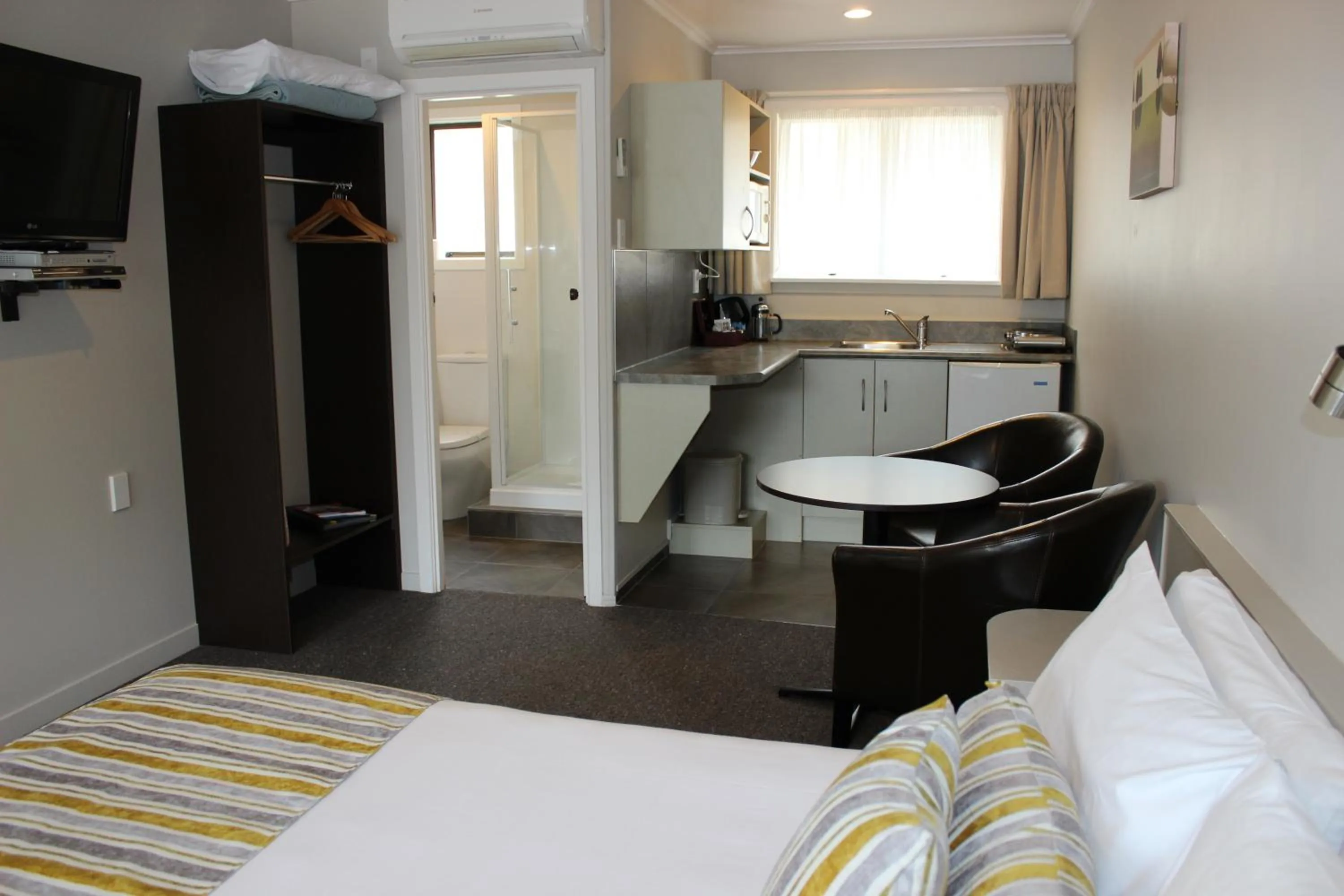 Bathroom, Bed in Quality Inn Acapulco Taupo