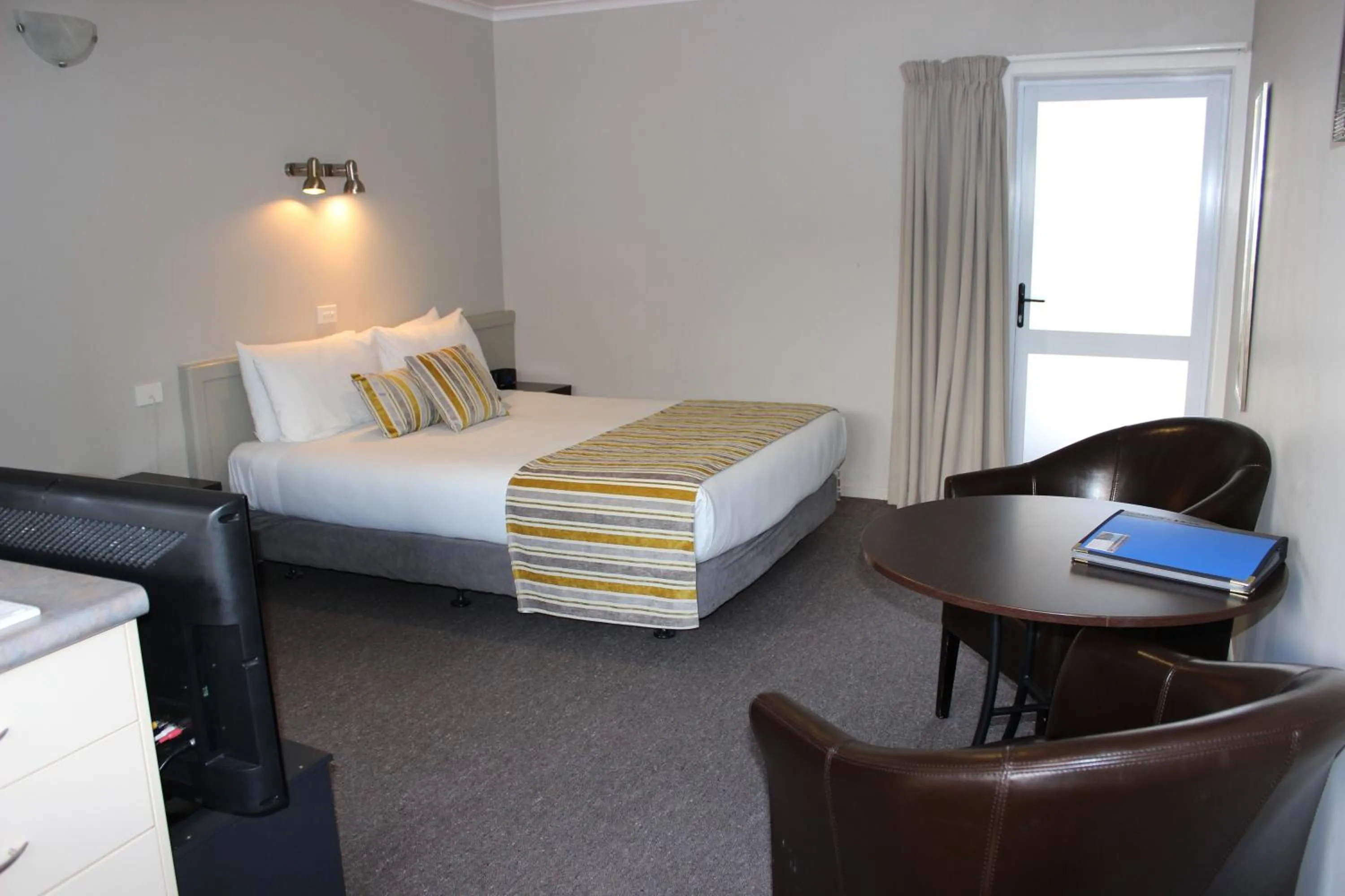 Living room, Bed in Quality Inn Acapulco Taupo