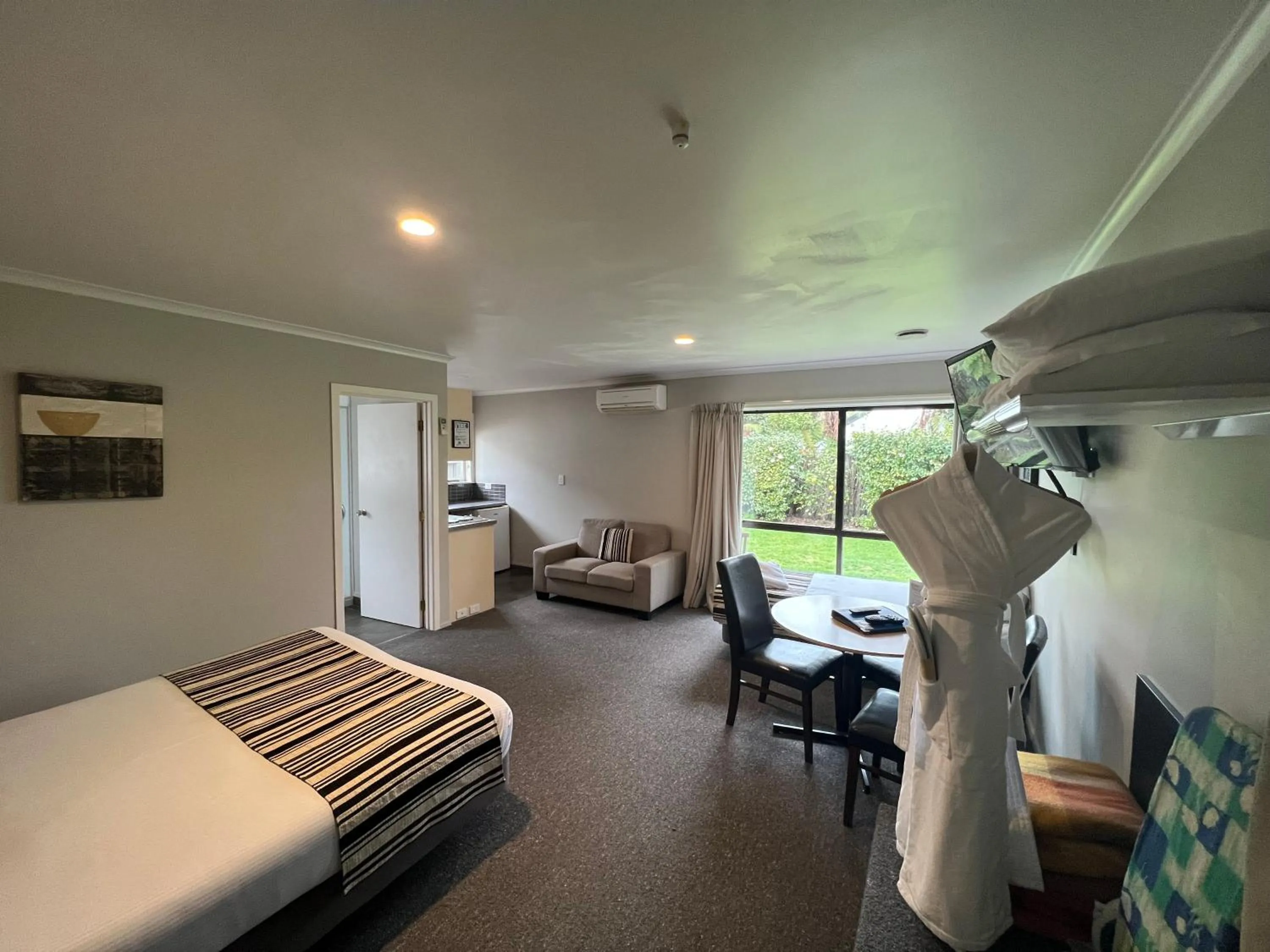 Bed in Quality Inn Acapulco Taupo