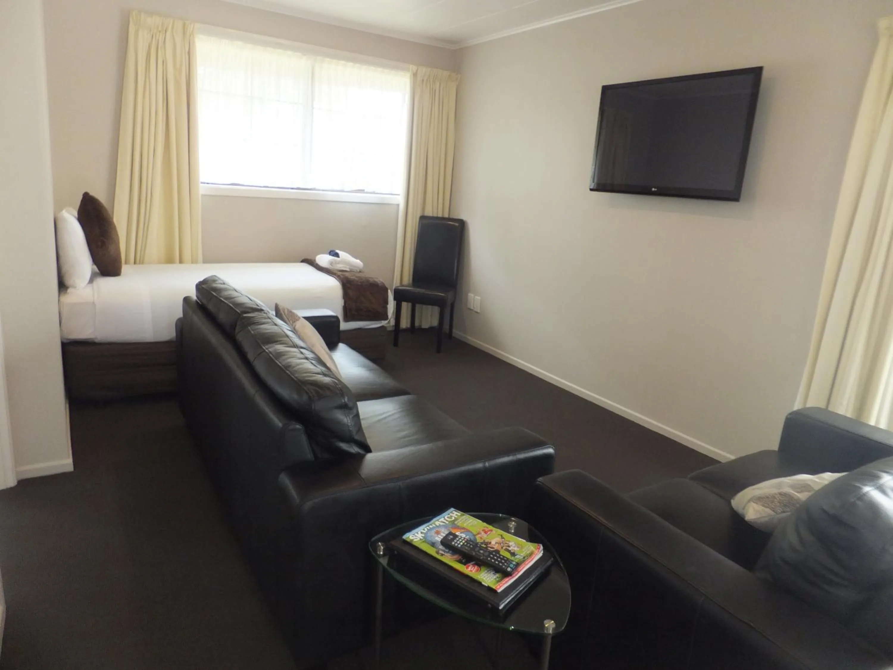 Communal lounge/ TV room, Bed in Quality Inn Acapulco Taupo