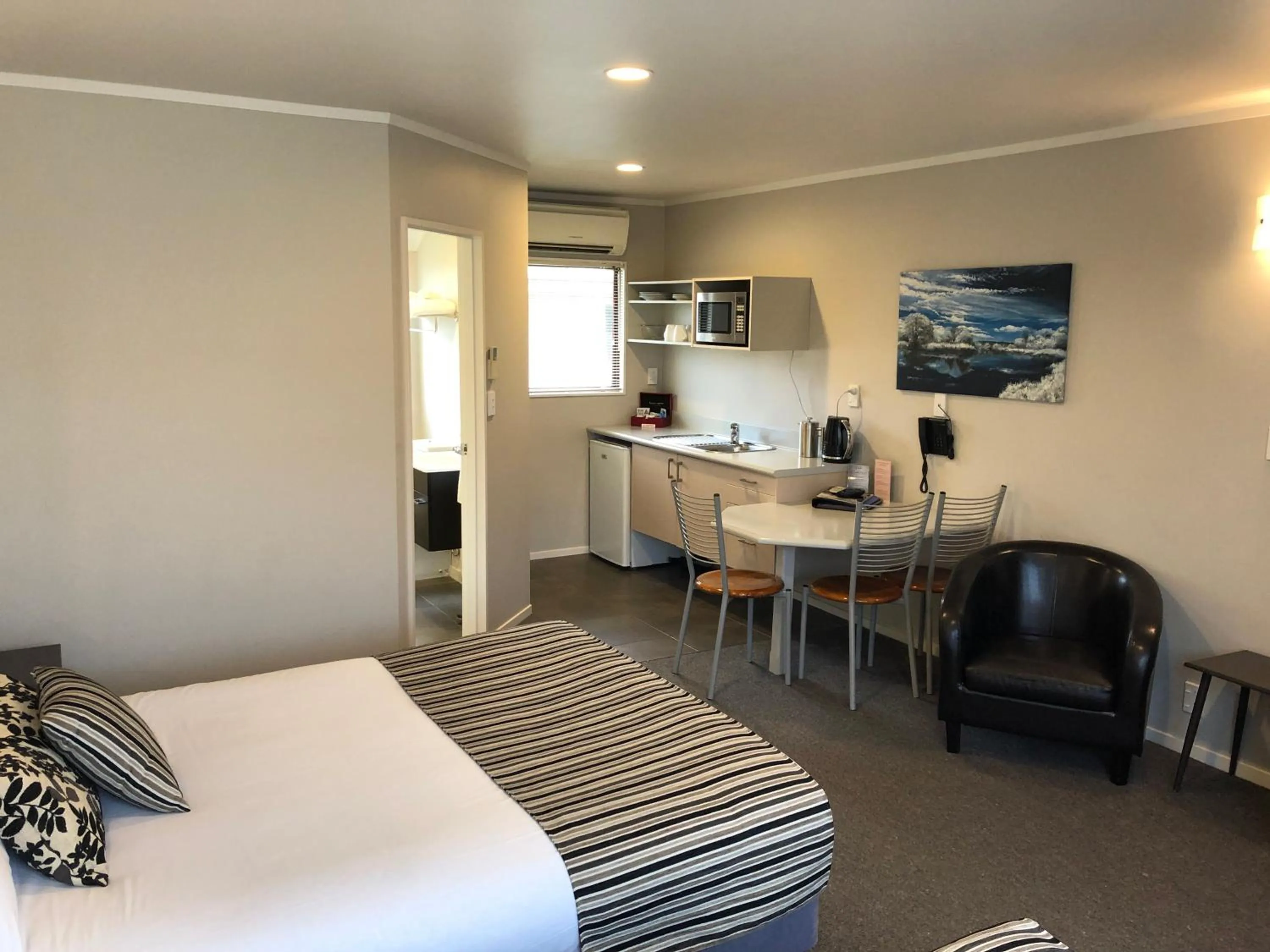 Bed in Quality Inn Acapulco Taupo