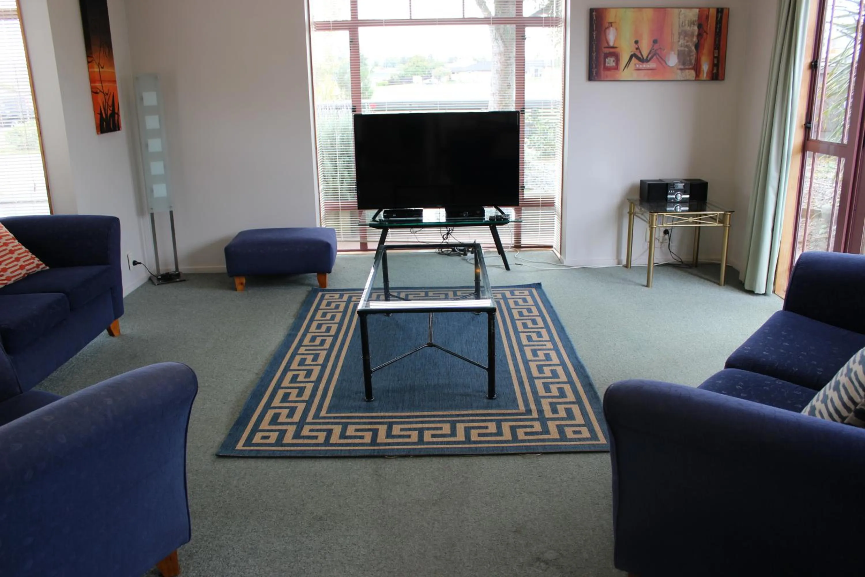 Communal lounge/ TV room in Quality Inn Acapulco Taupo