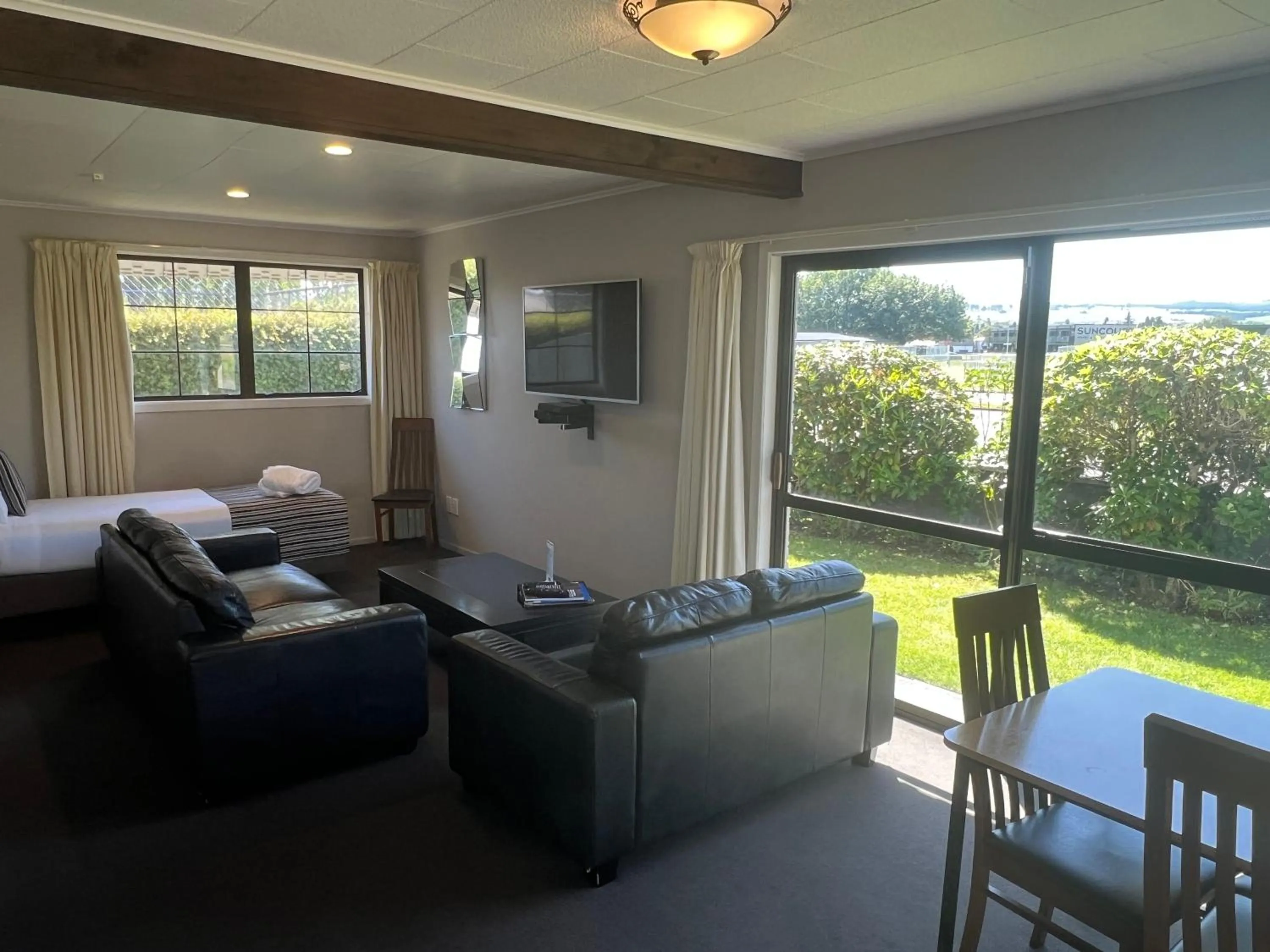 Bed in Quality Inn Acapulco Taupo