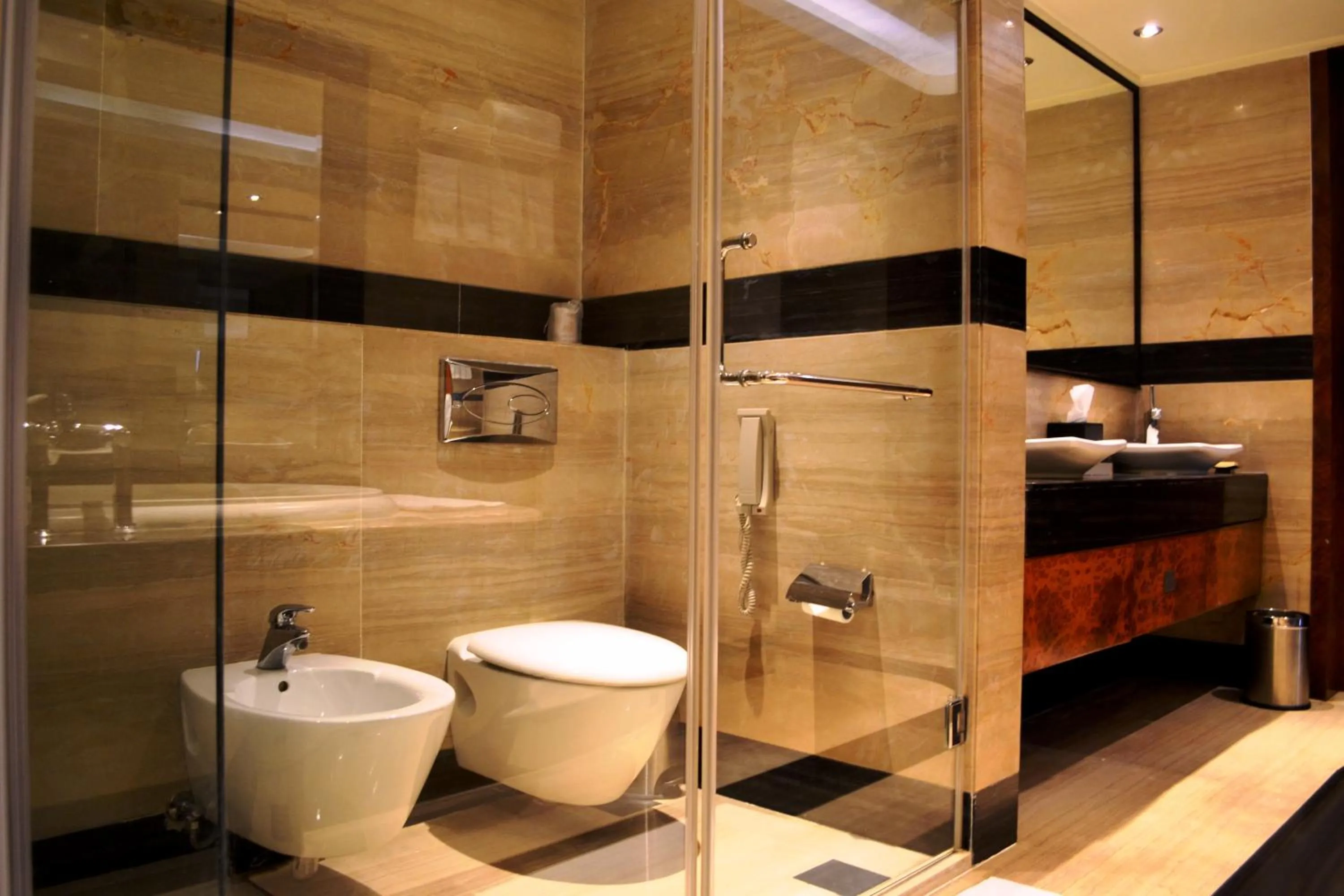 Toilet in Vivanta Hyderabad, Begumpet