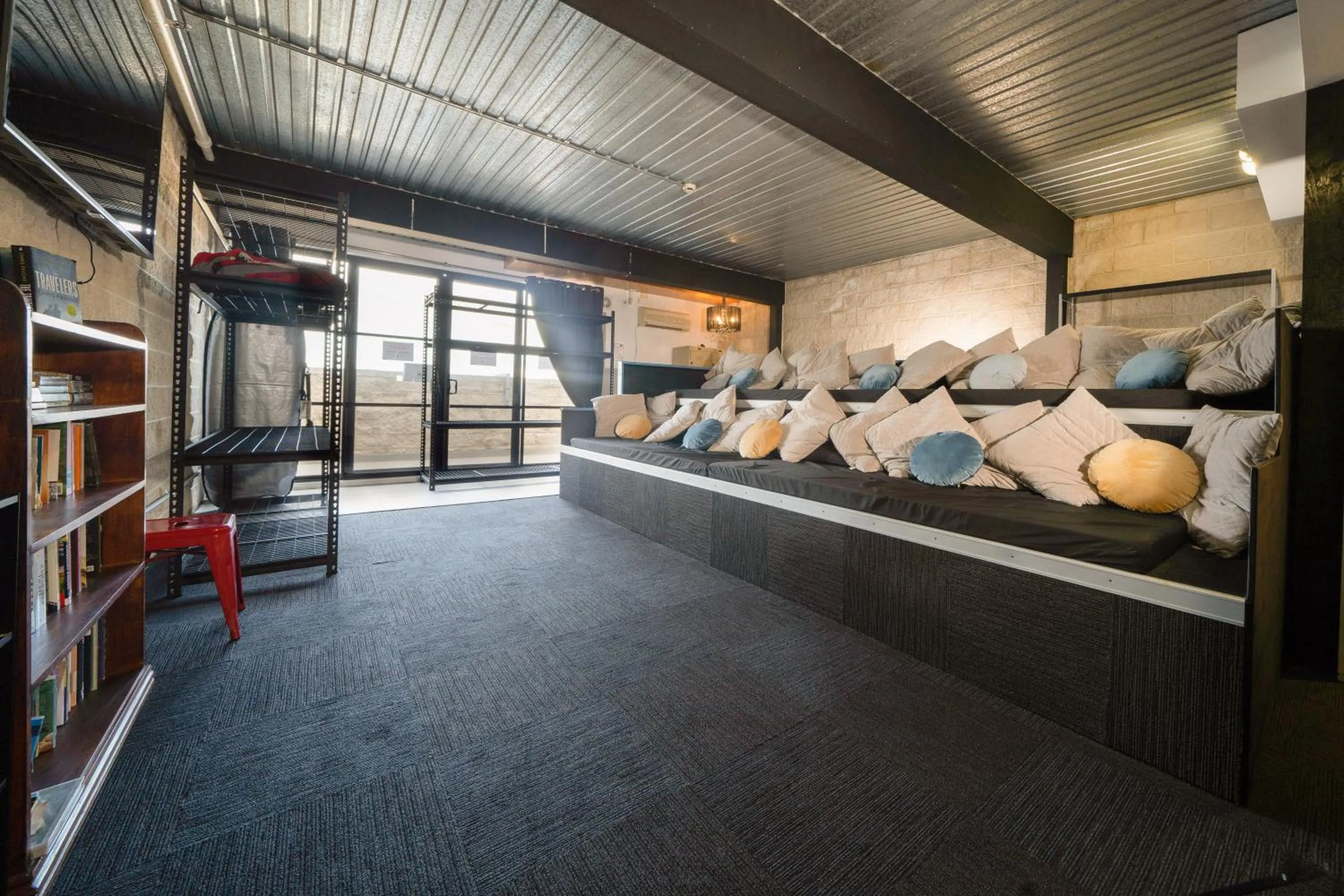 Communal lounge/ TV room, Bed in Summer House Melbourne