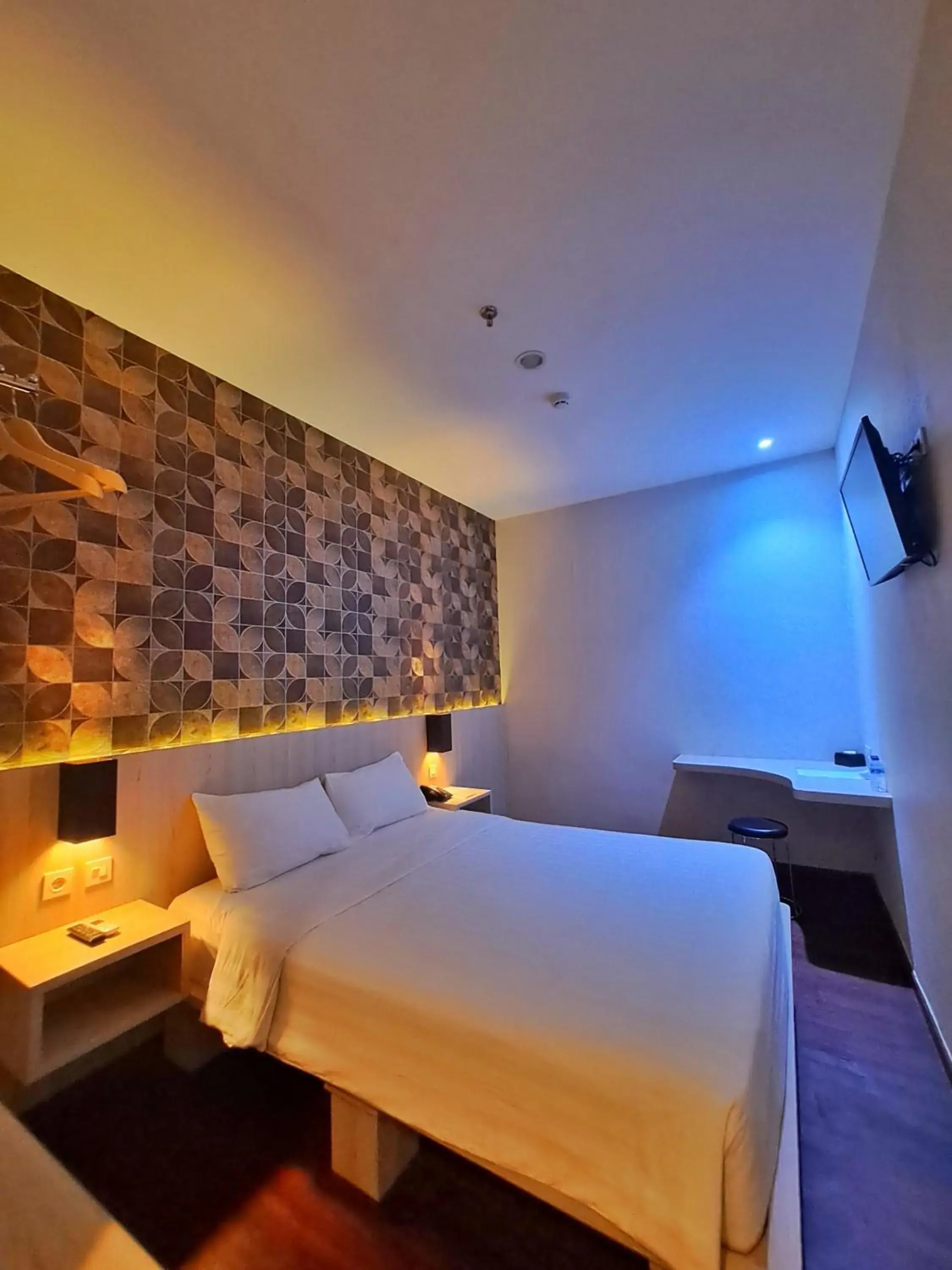 Bed in Ancyra by Continent - Poso Bed in Ancyra by Continent - Poso