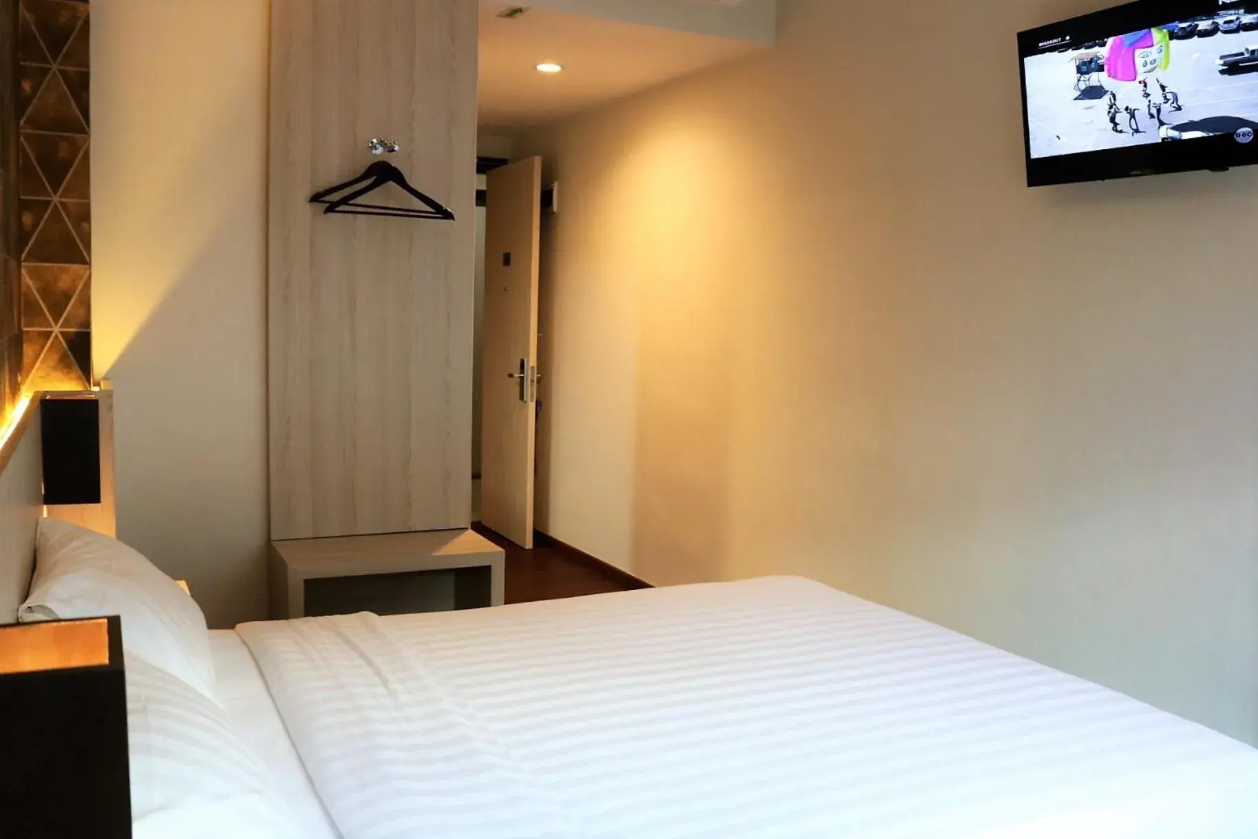 Bed in Ancyra by Continent - Poso Bed in Ancyra by Continent - Poso