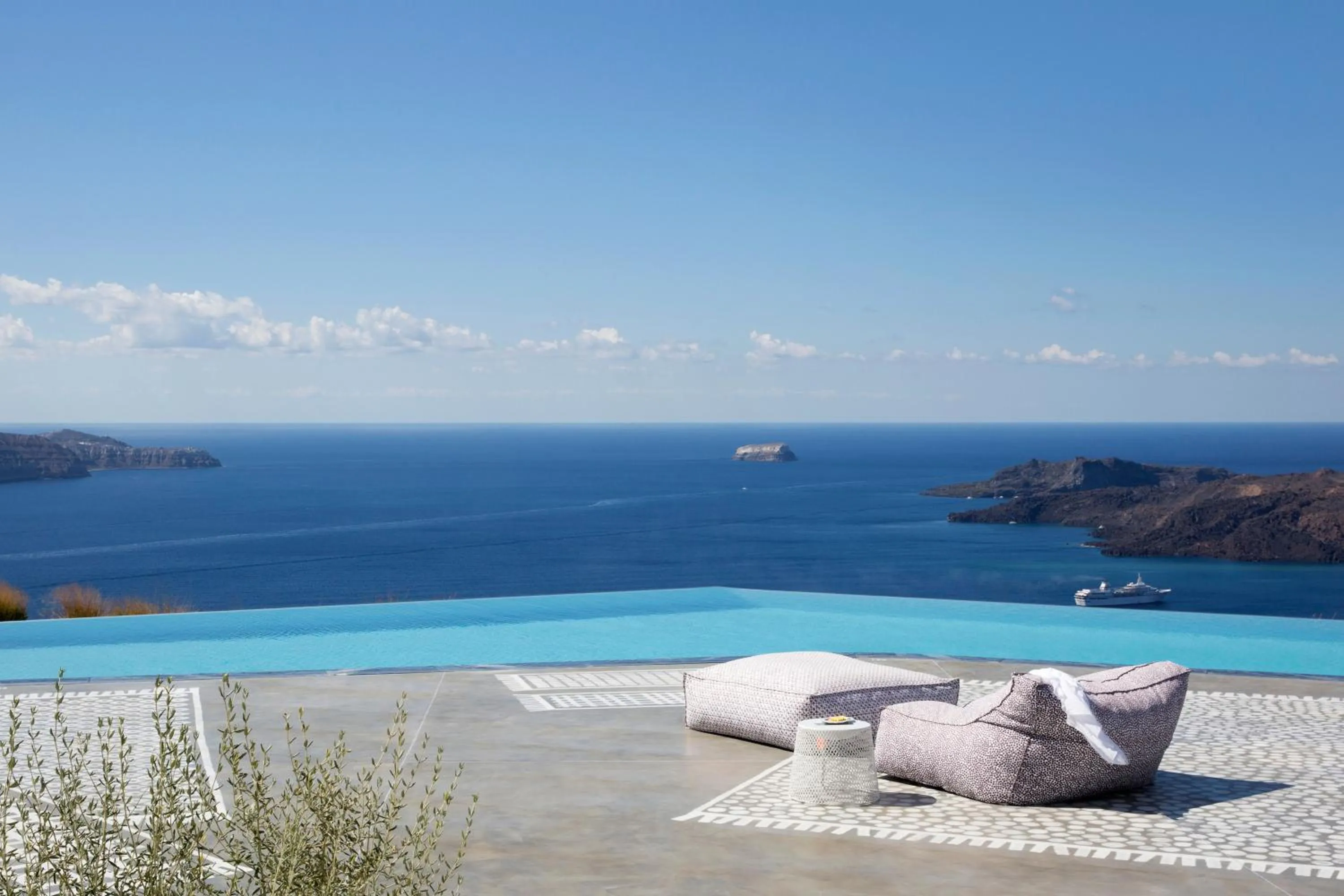 Swimming pool in Erosantorini Estate