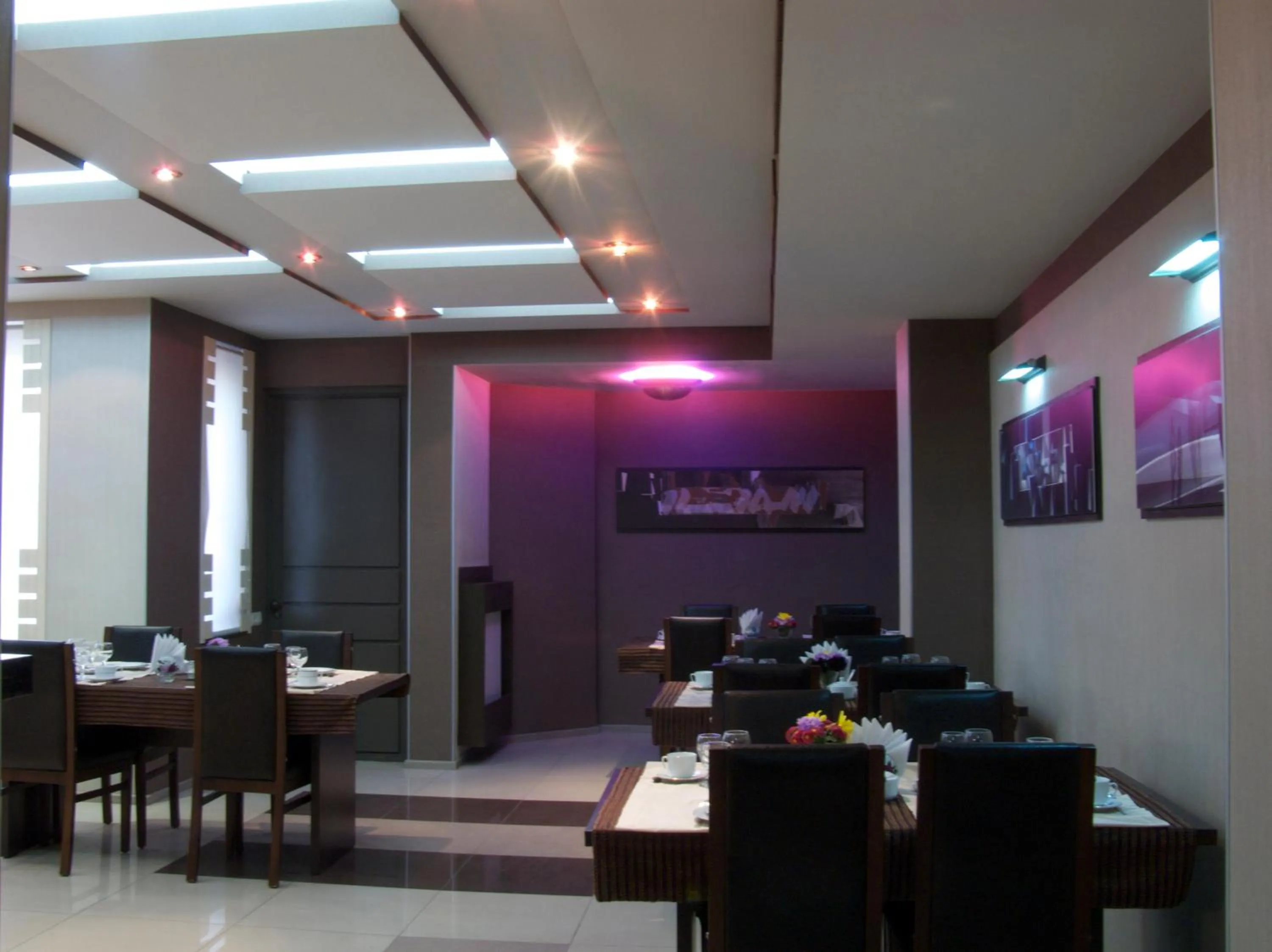 Restaurant/places to eat in Iliani Hotel