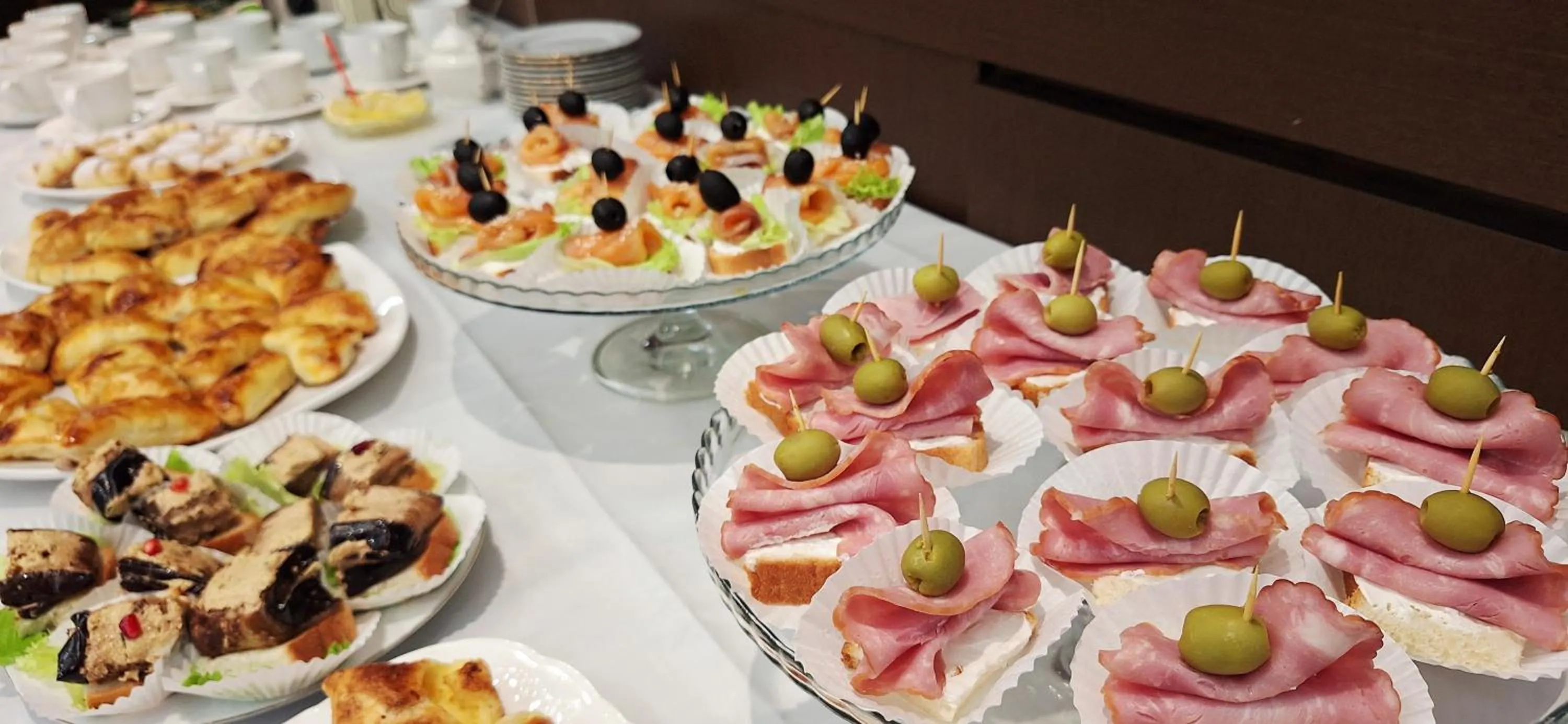 Restaurant/places to eat in Iliani Hotel