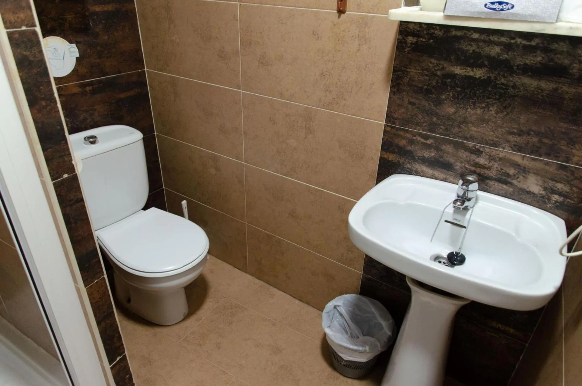 Shower in Hospedaje Lisboa Algeciras P Ca 0214 y A Ca 0232