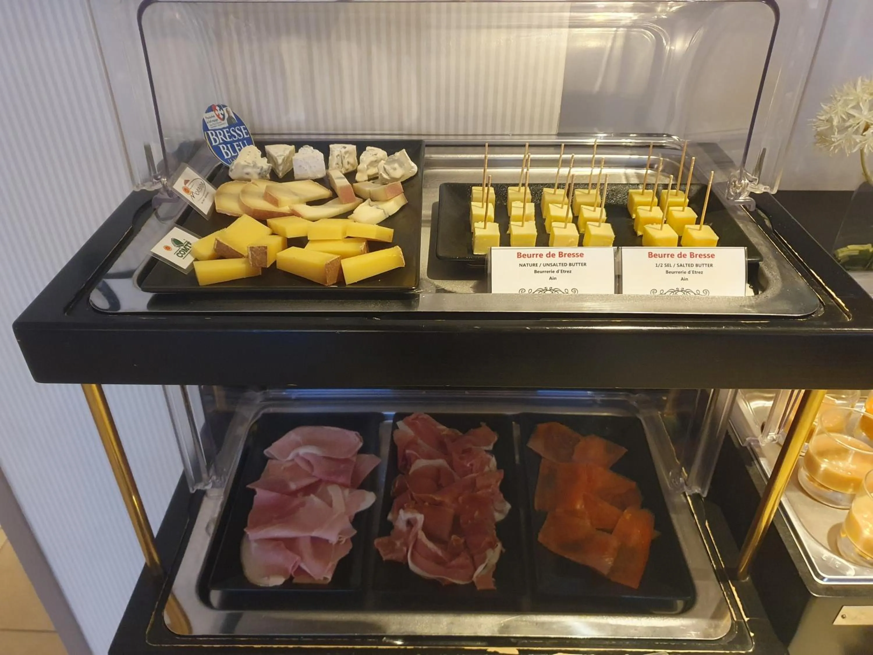 Buffet breakfast in Hôtel Le Griffon d'Or