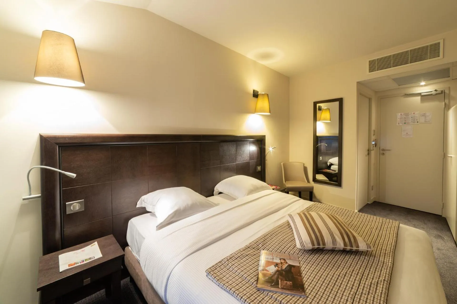 Photo of the whole room, Bed in Hôtel Le Griffon d'Or