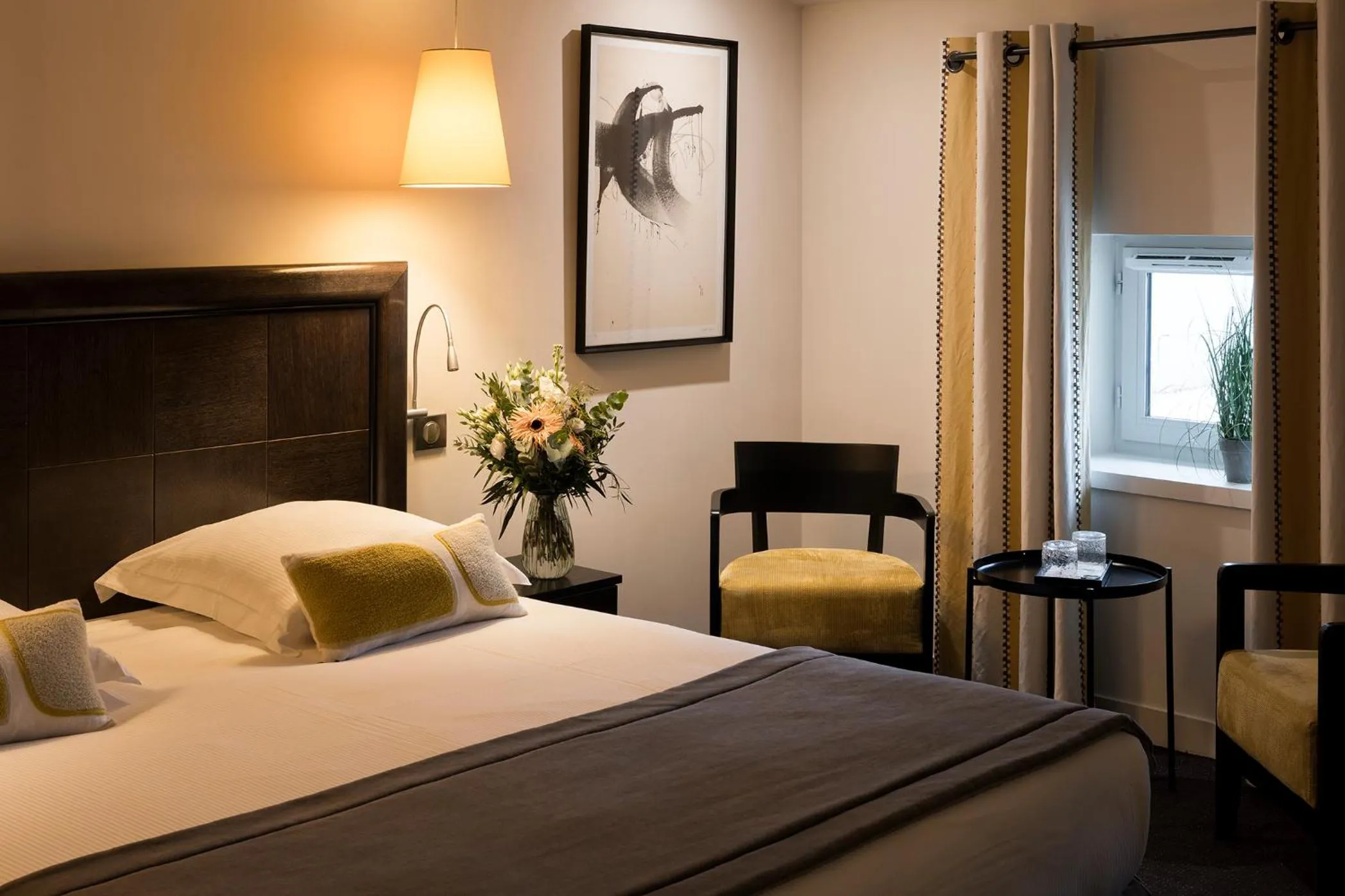 Property building, Bed in Hôtel Le Griffon d'Or