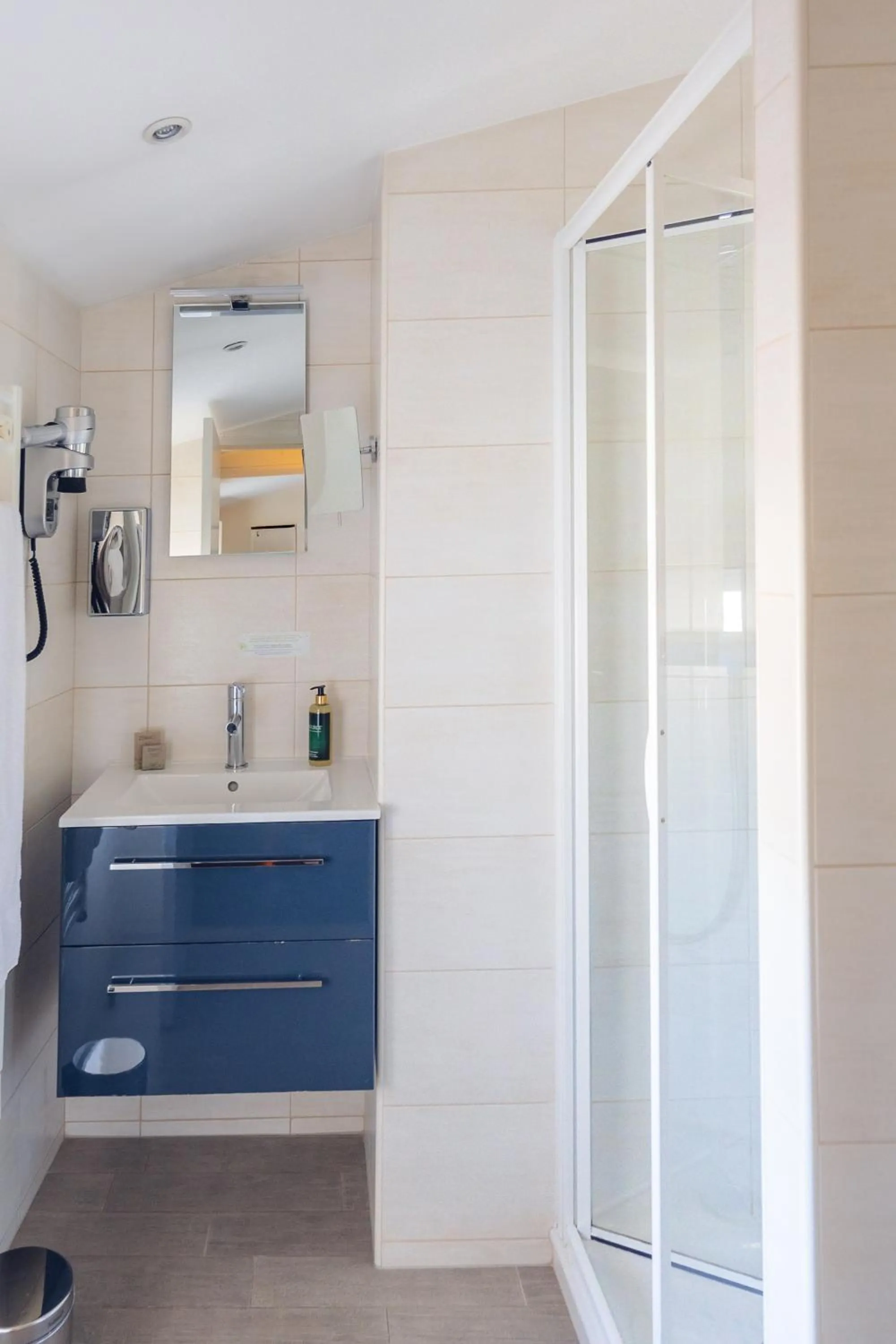 Shower in Hôtel Le Griffon d'Or