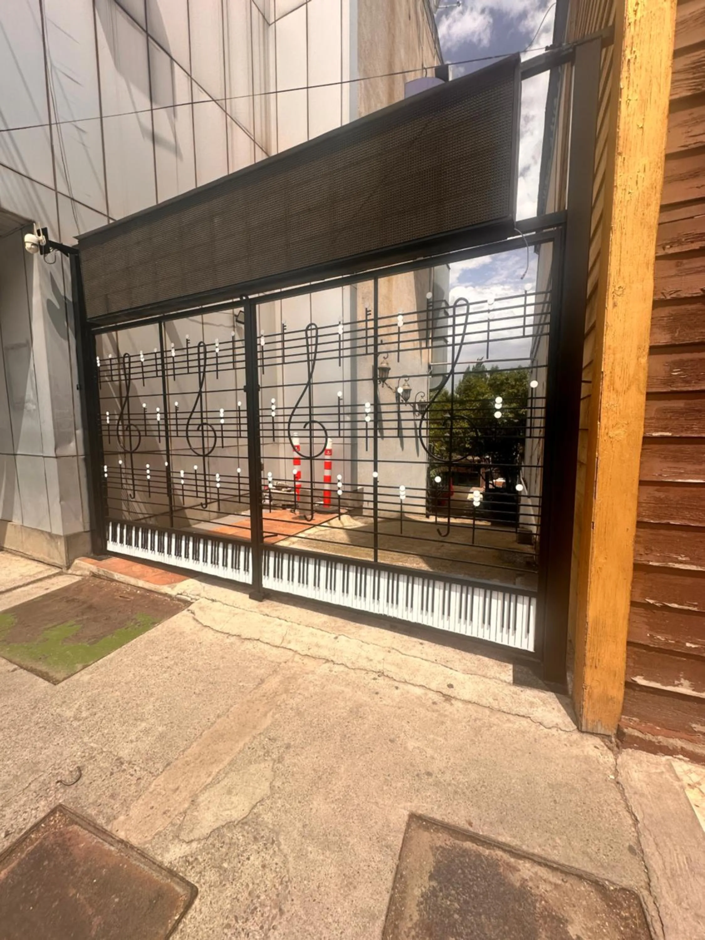 Restaurant/places to eat in Iceberg Hotel