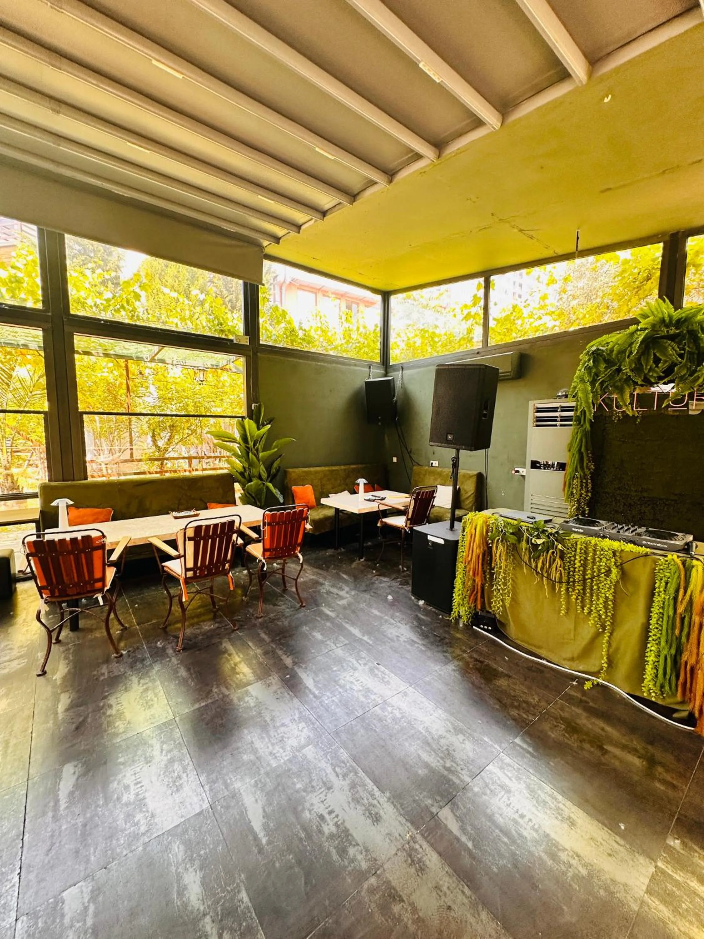 Restaurant/places to eat in Iceberg Hotel