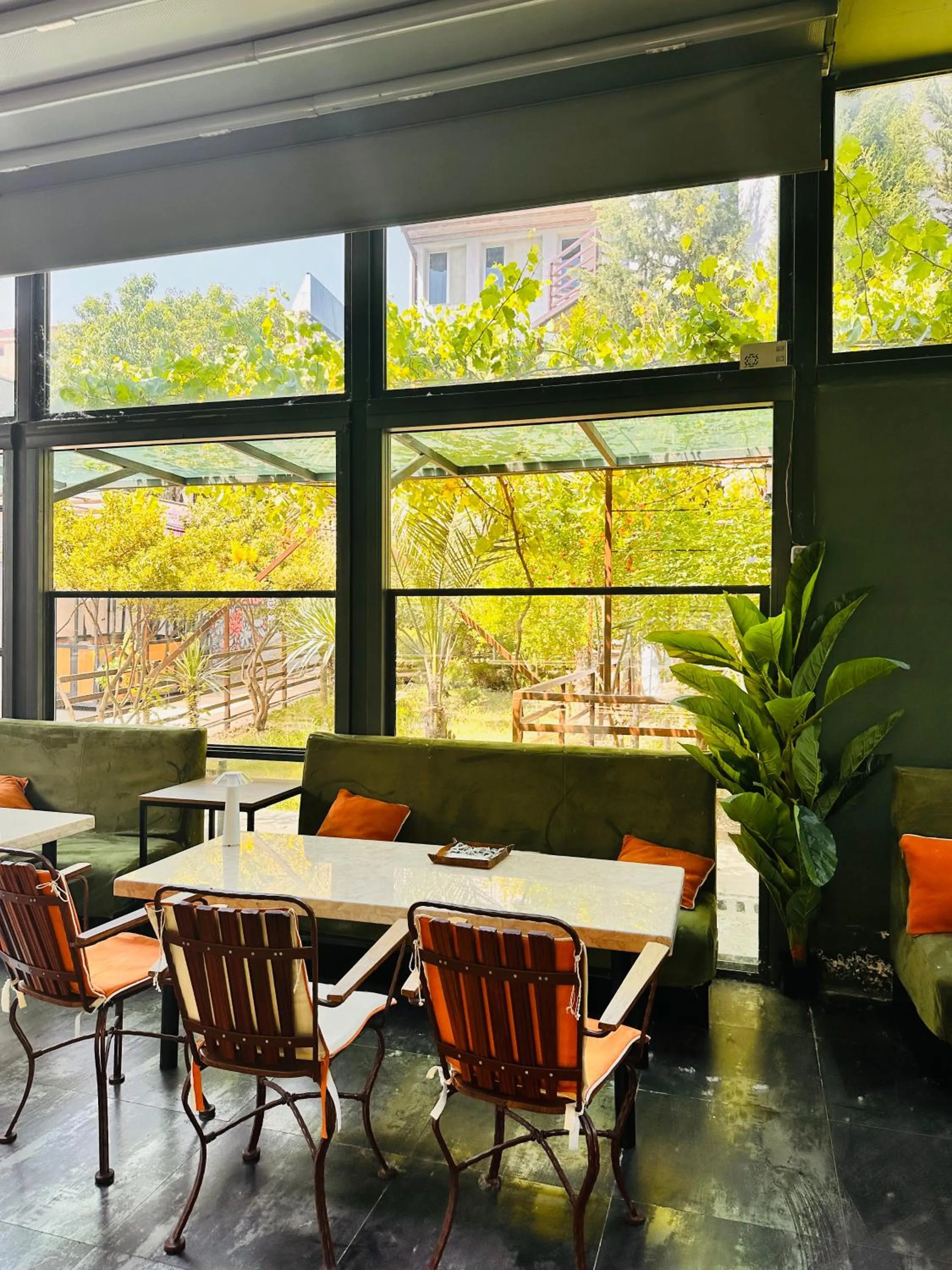 Restaurant/places to eat in Iceberg Hotel