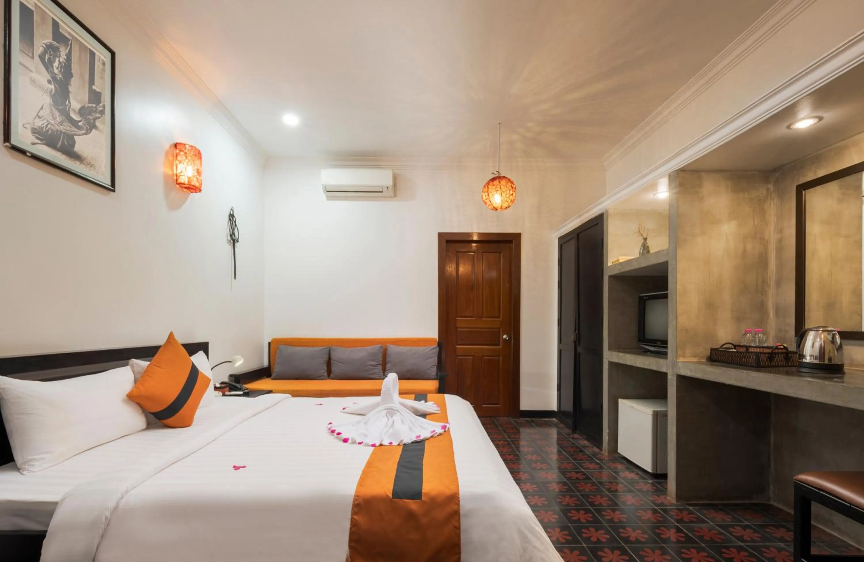 Photo of the whole room, Bed in La Niche D'angkor Boutique Hotel